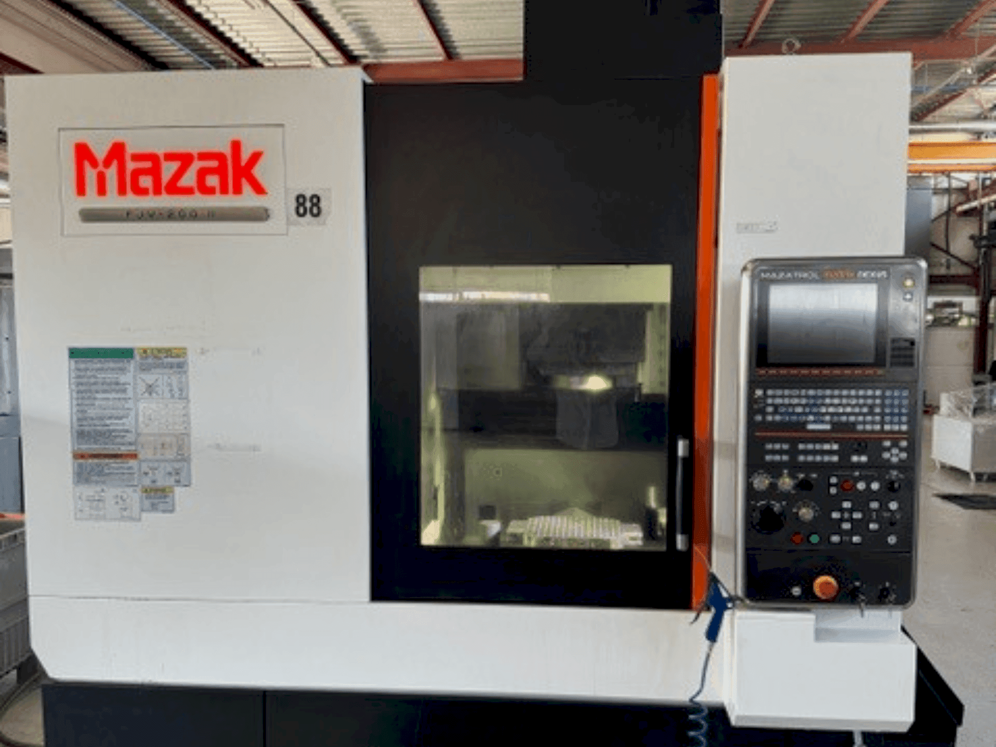 Frontansicht der Mazak FJV-200II Maschine