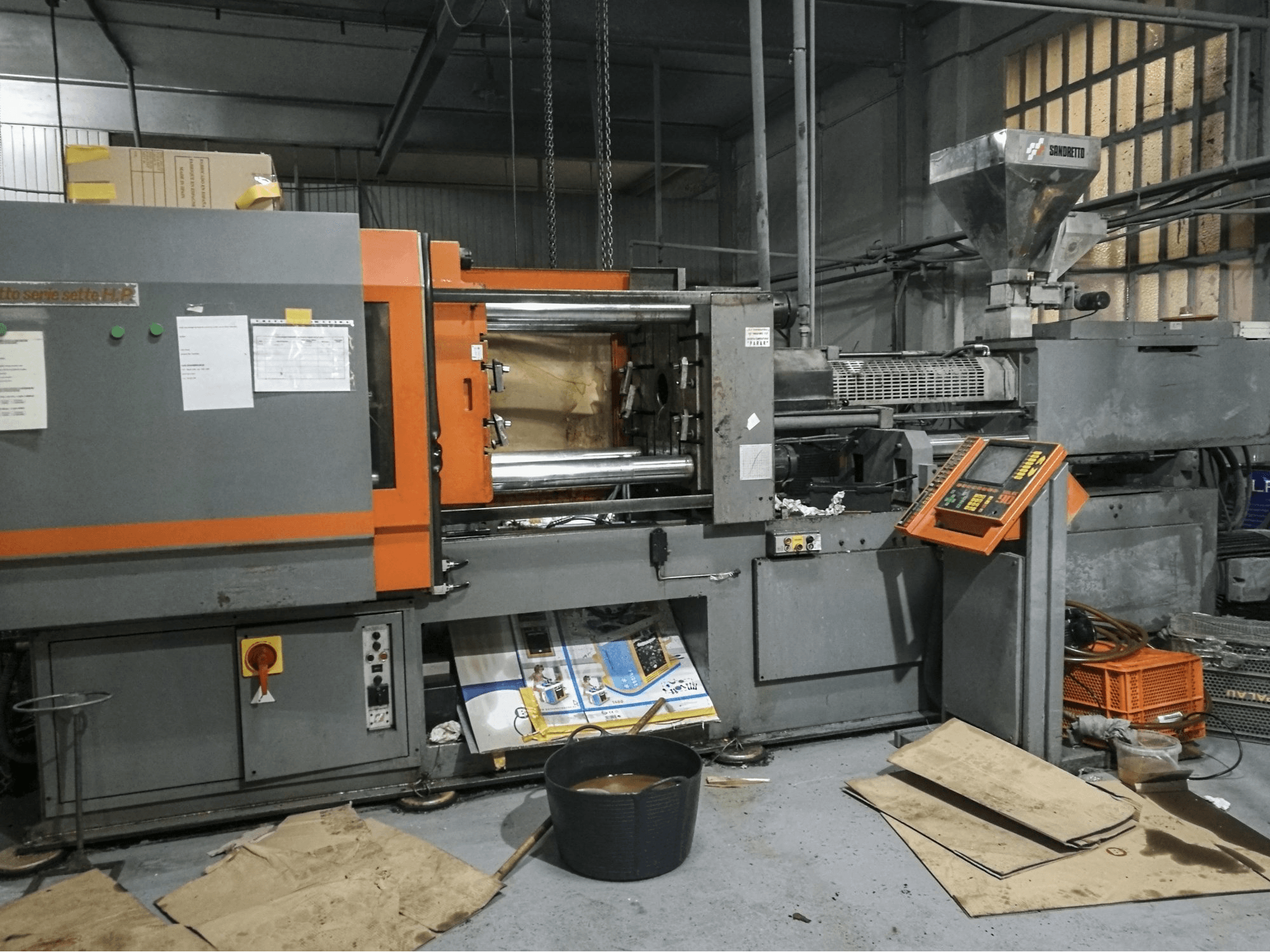 Frontansicht der SANDRETTO S.7.250 Maschine