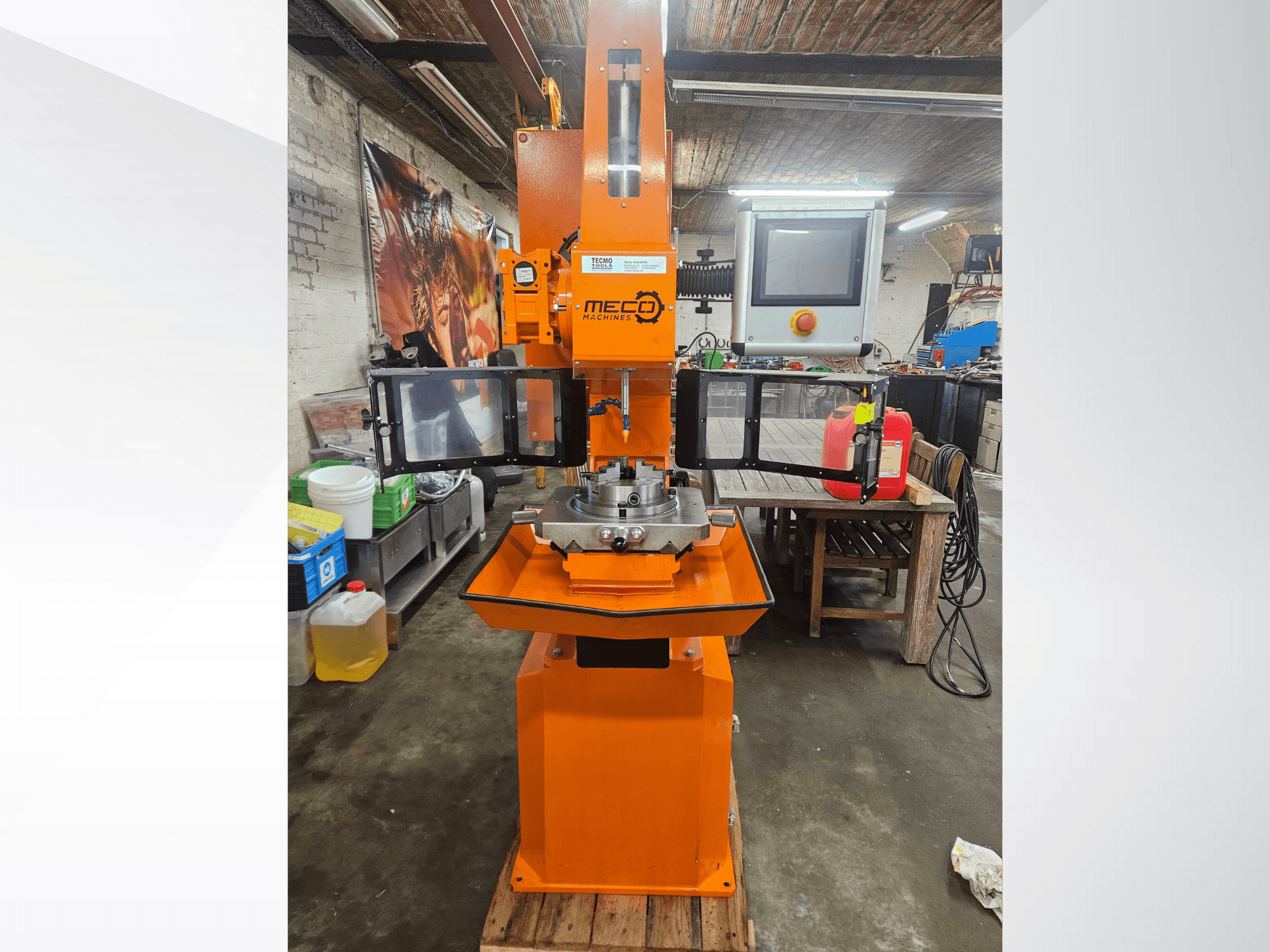 MEC orange Fräsmaschine, Vorderansicht, mit Bedienfeld und Arbeitstisch, in einer Werkstatt mit Werkzeugen und Materialien.