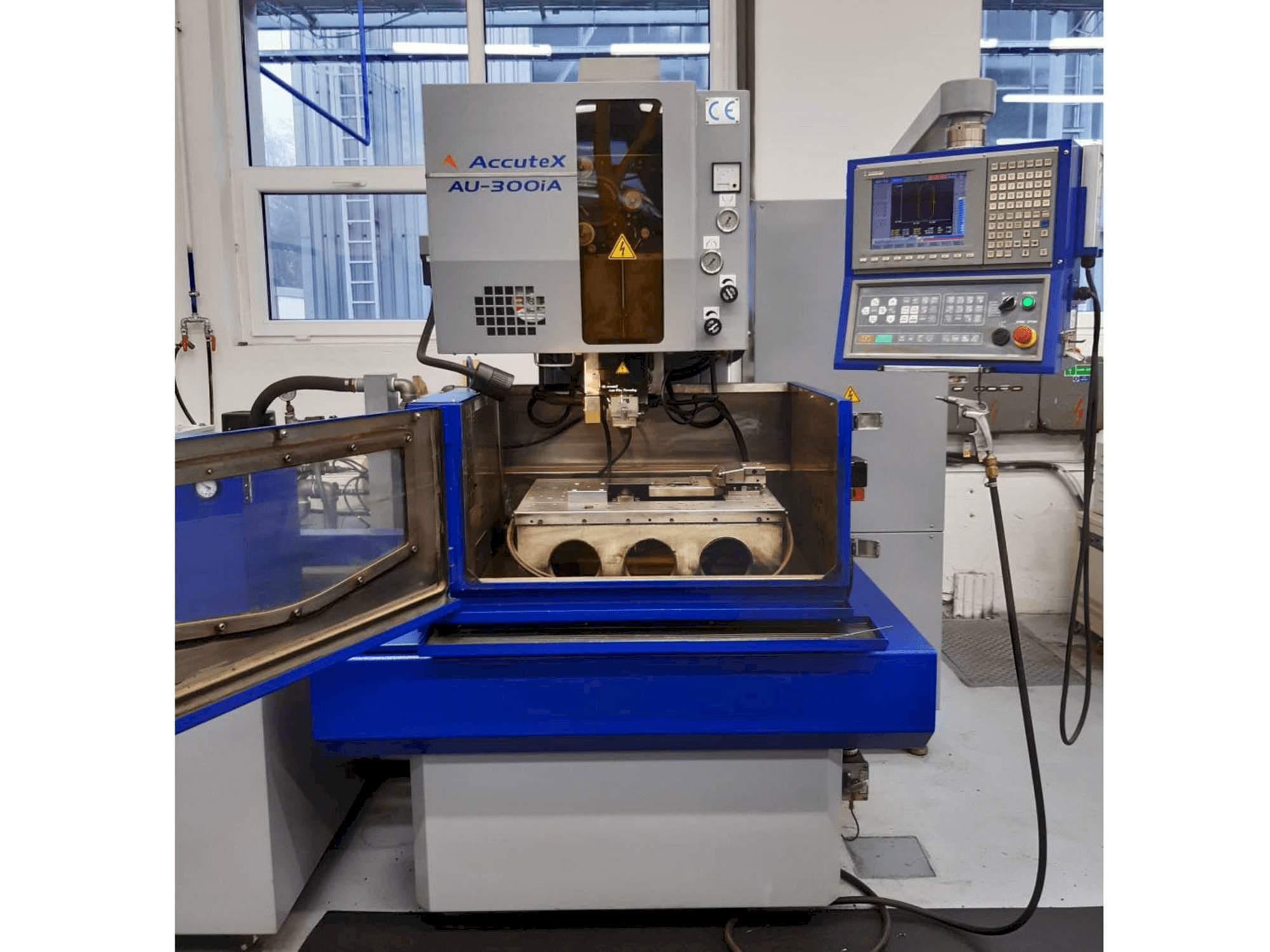Frontansicht der AccuteX AU-300iA Maschine