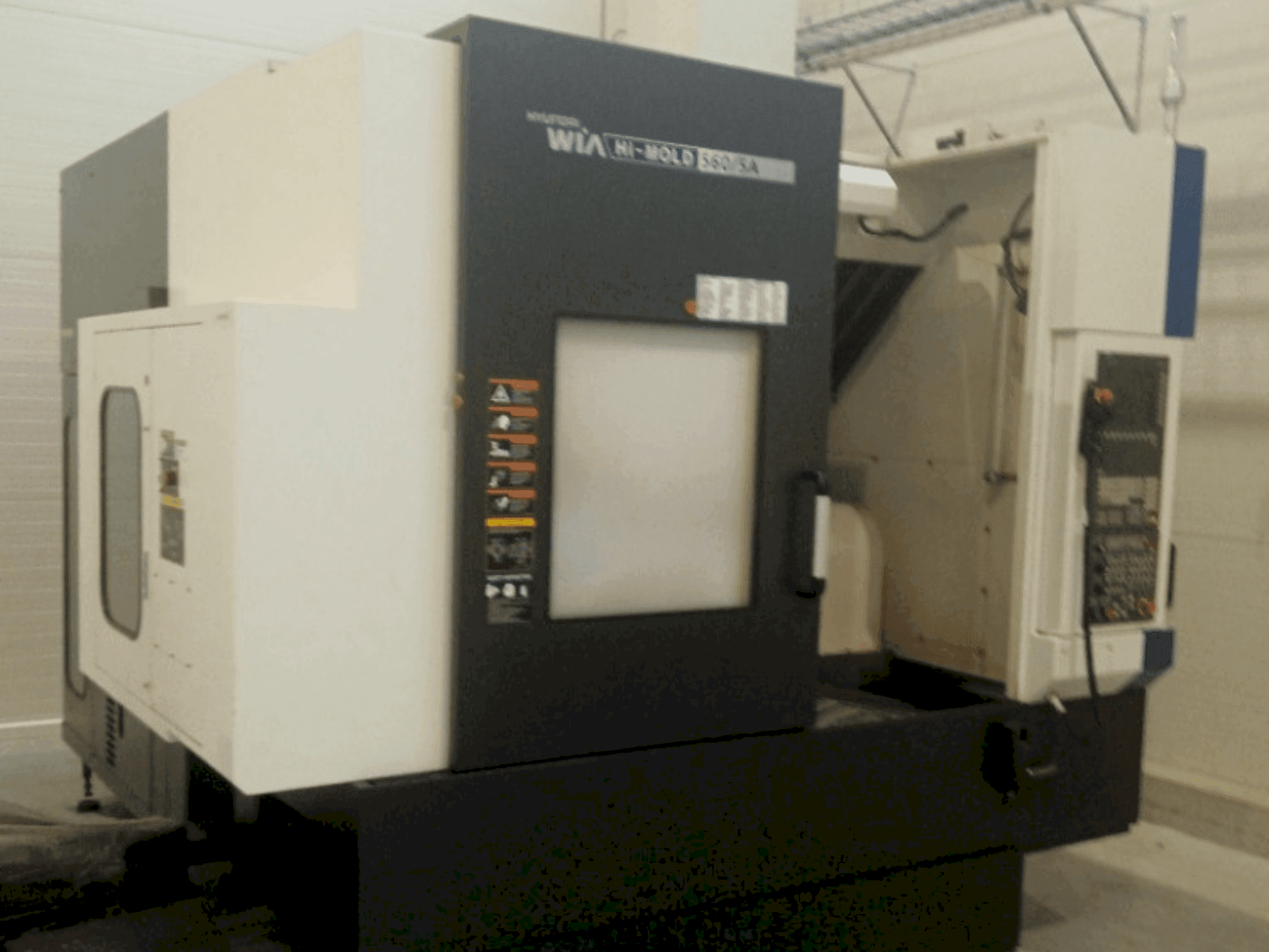 Frontansicht der Hyundai Wia Hi-MOLD 560/5A Maschine