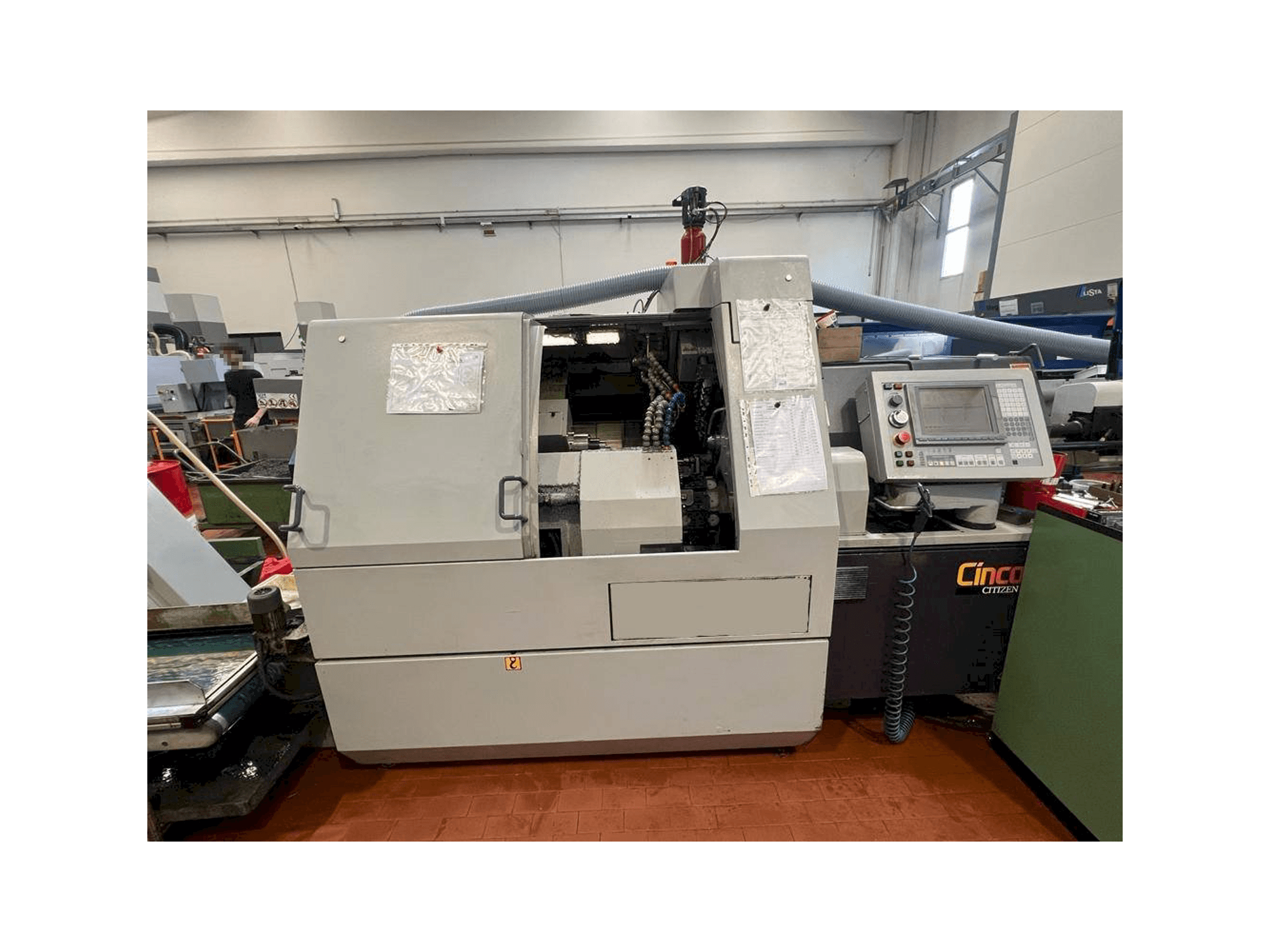 Frontansicht der Citizen M32 Maschine