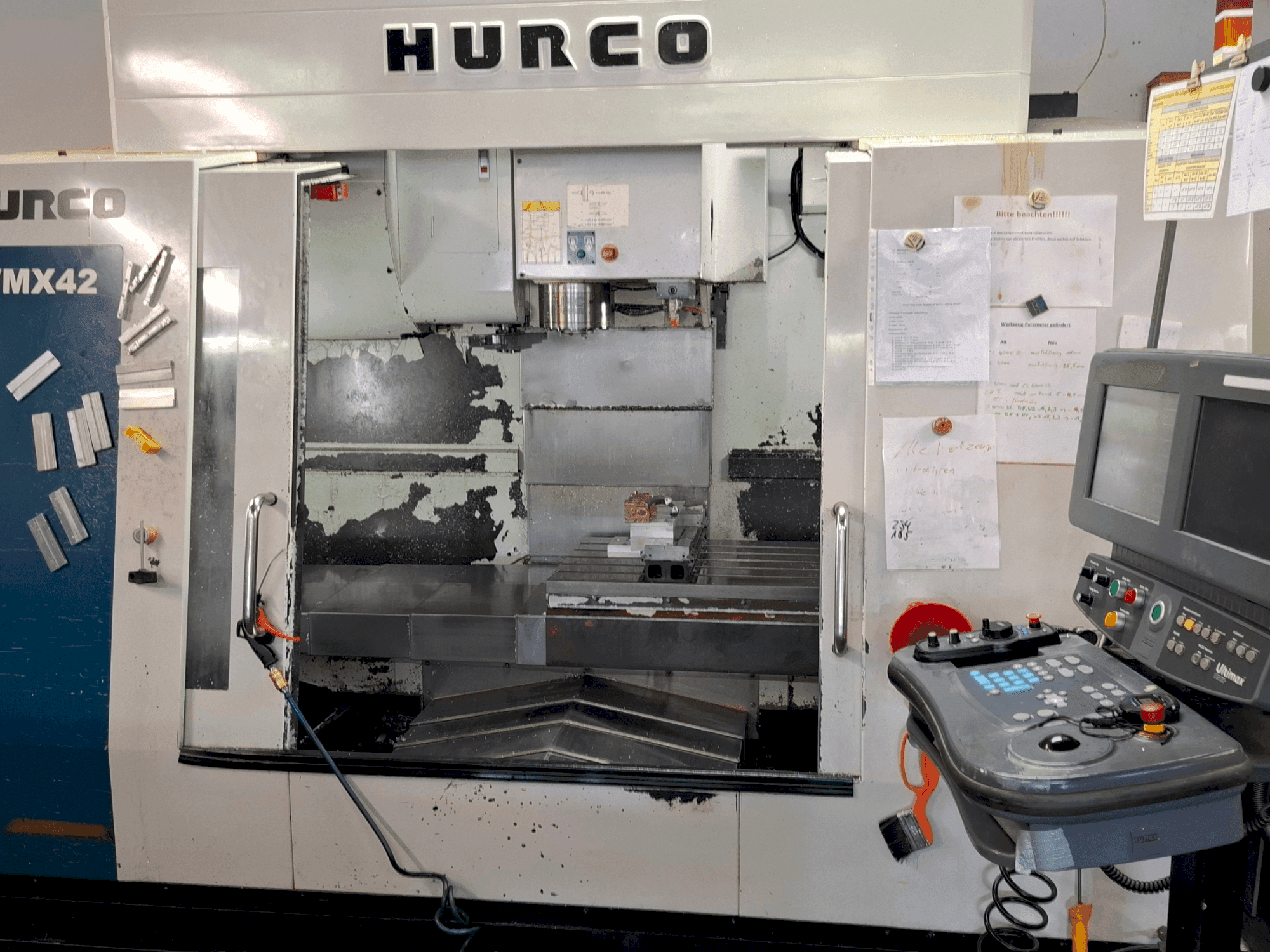 Frontansicht der Hurco VMX 42 Maschine