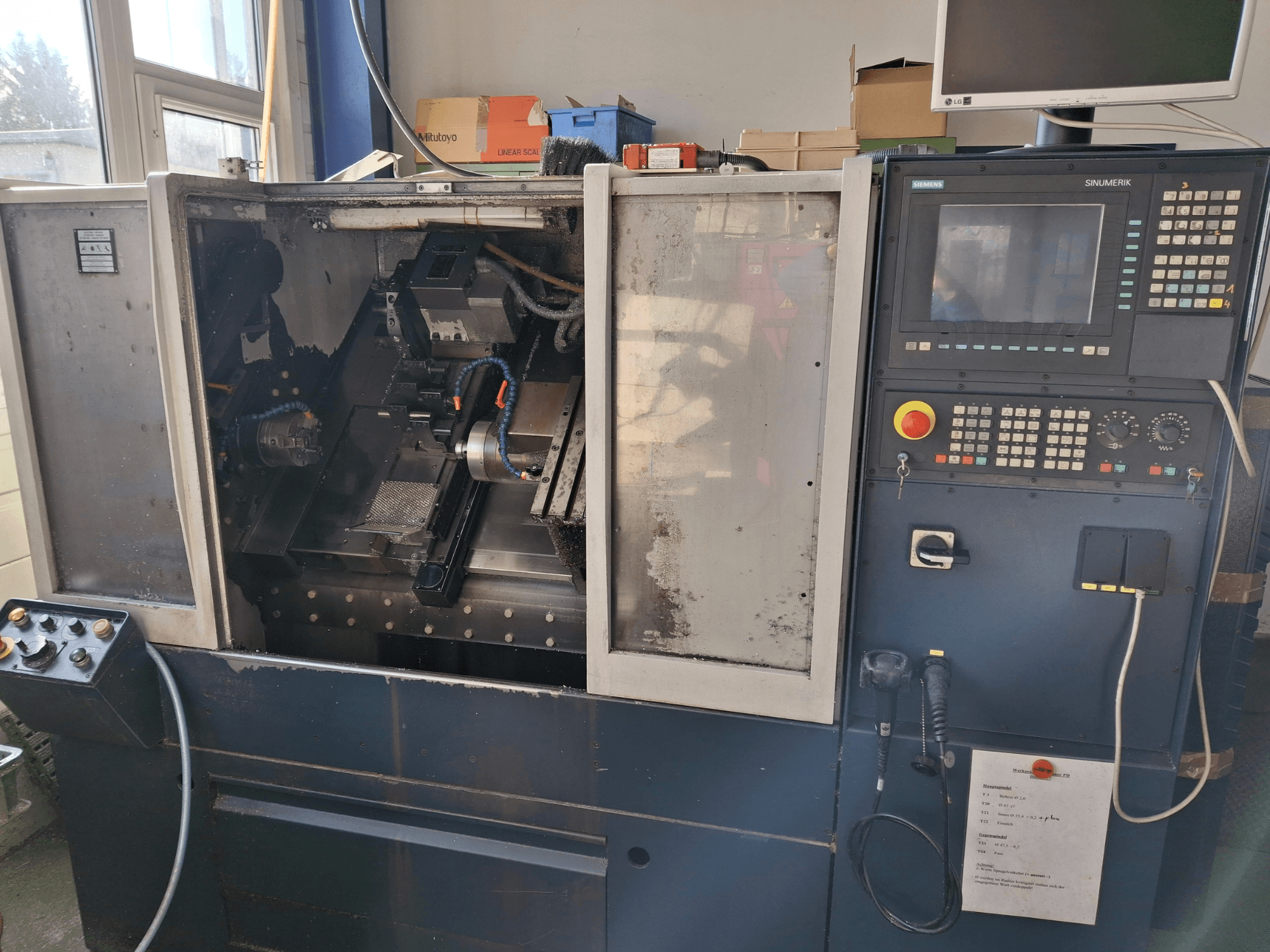 SPINNER PB Horizontal-Drehmaschine, Vorderansicht mit Arbeitsbereich, Bedienfeld und Bedienerschnittstelle.