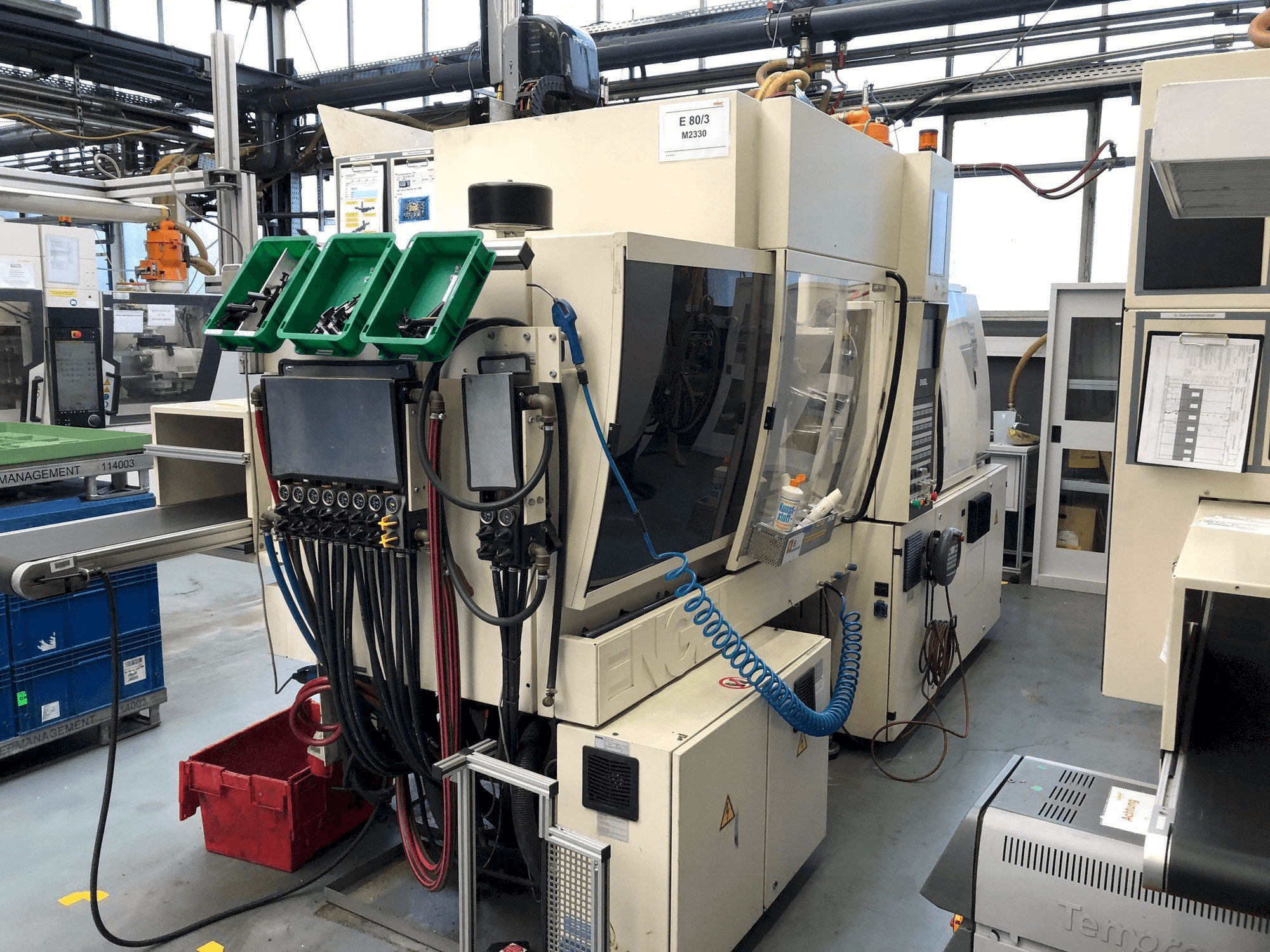 Frontansicht der ENGEL Victory 330/80 Maschine