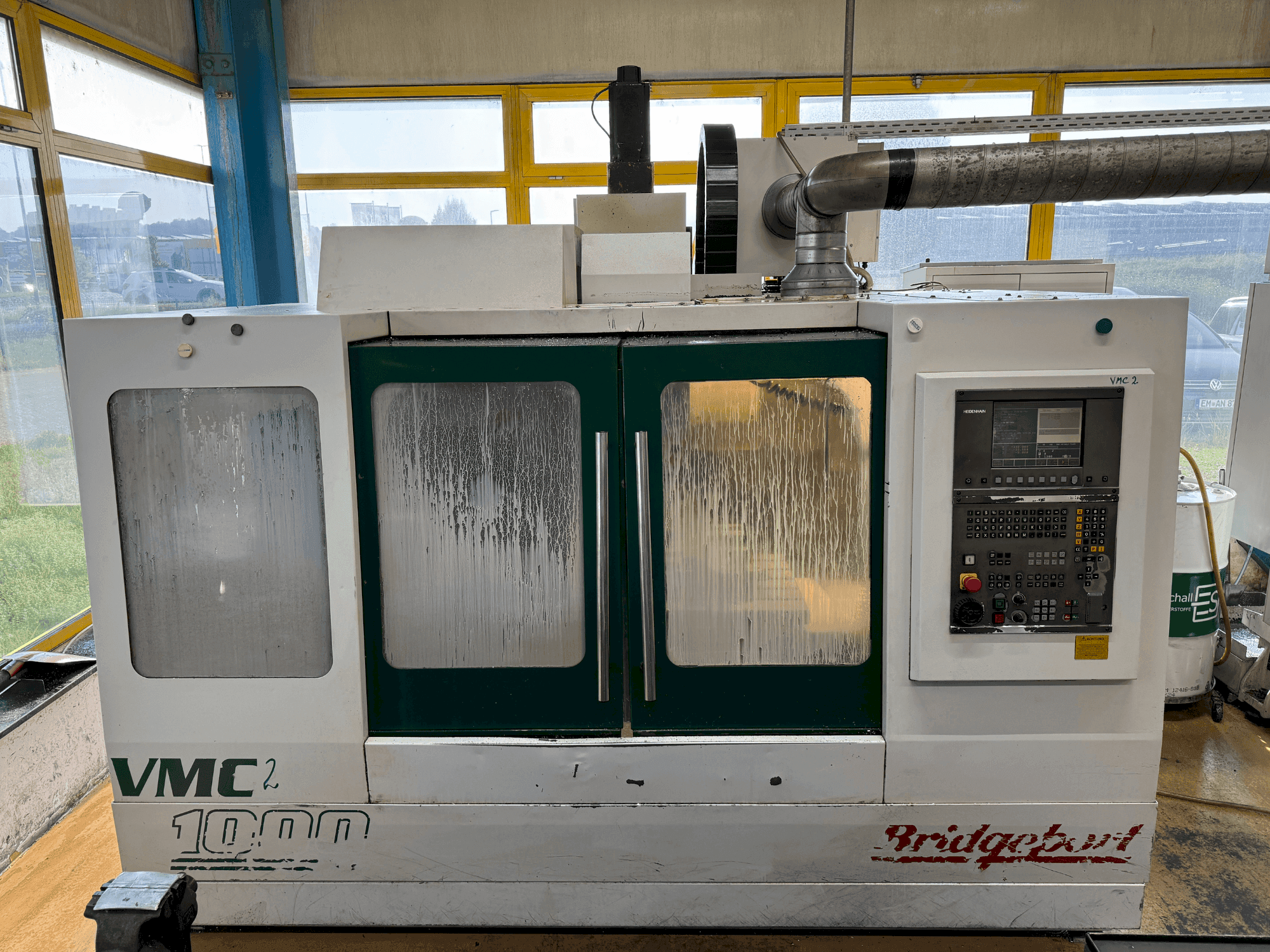 Frontansicht der Bridgeport VMC 1000/22 Maschine