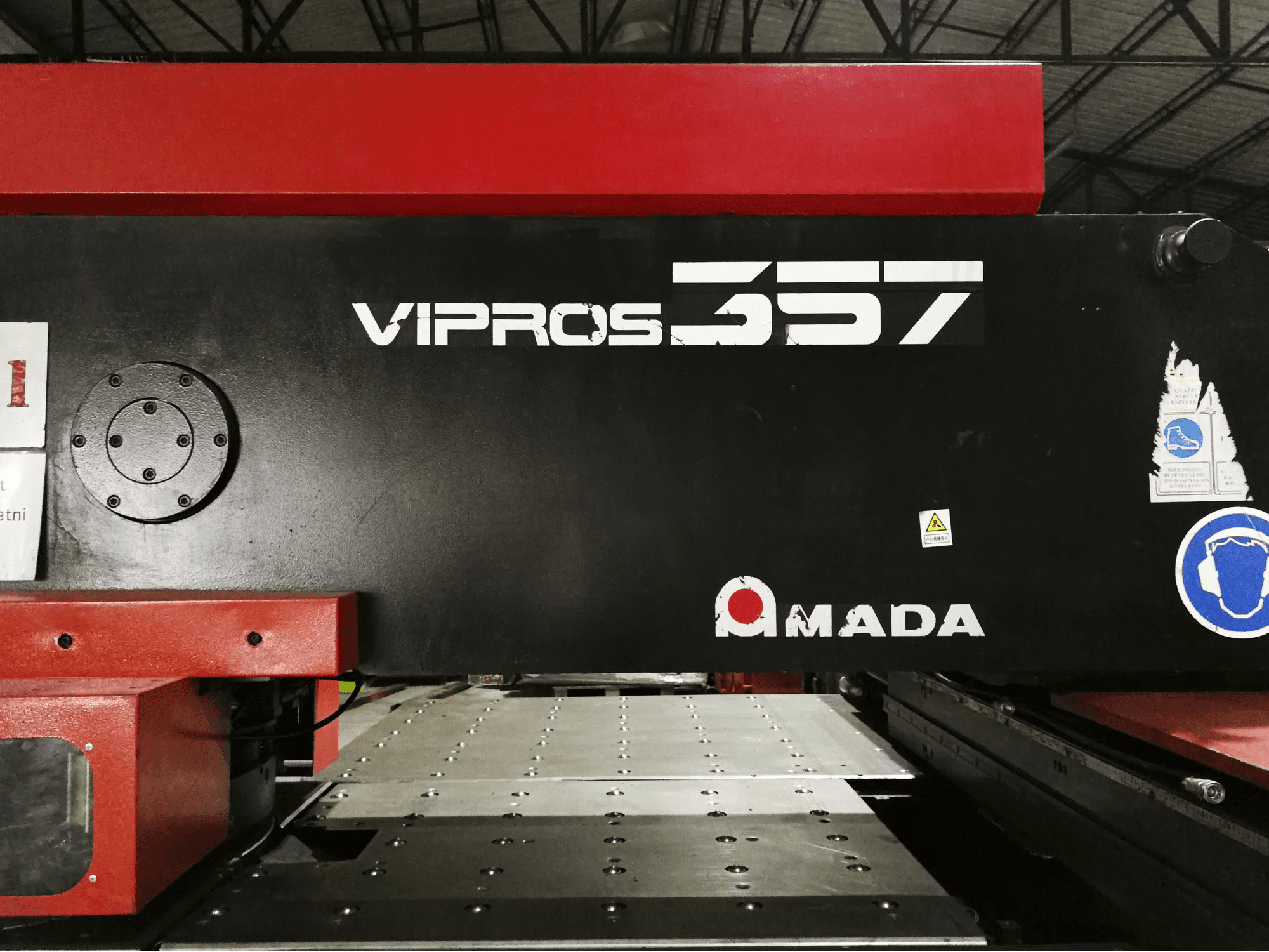 Frontansicht der AMADA Vipros 357 Maschine