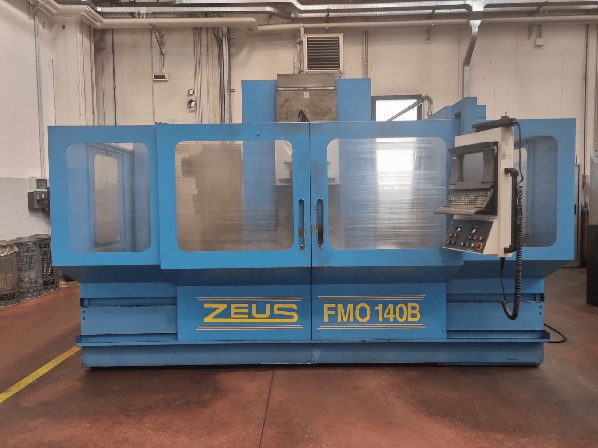 Zeus FMO 140B in blau, Vorderansicht; mit Bedienfeld und großen transparenten Paneelen für bessere Sichtbarkeit.