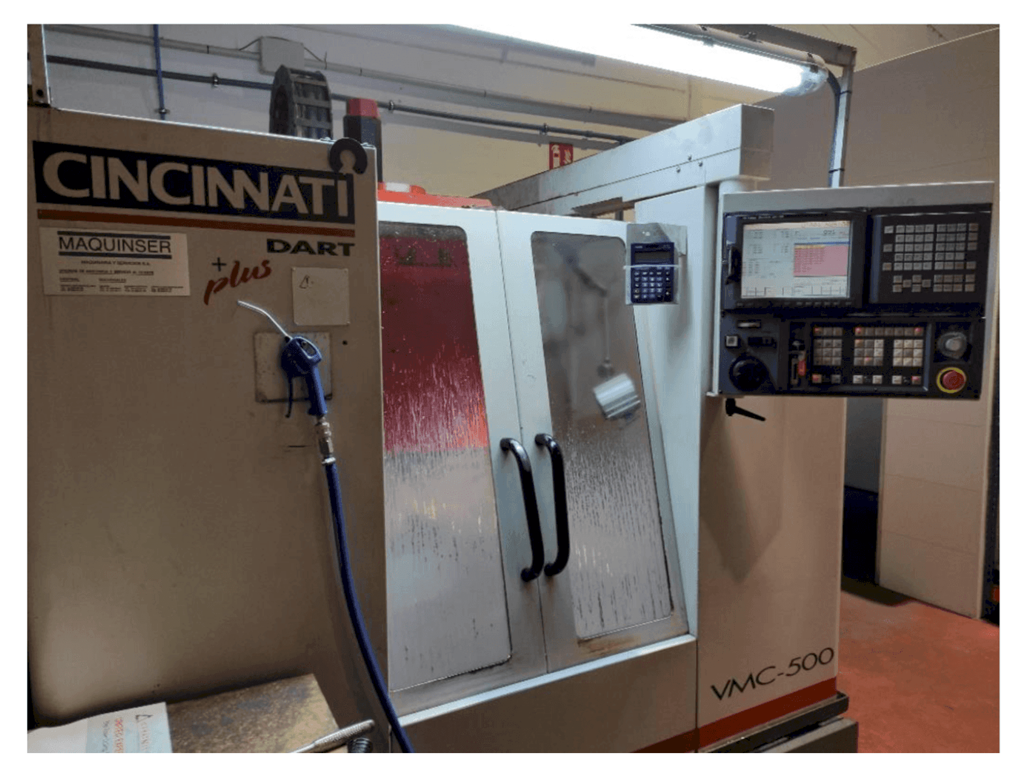 Frontansicht der Cincinnati Dart Plus VMC-500 Maschine