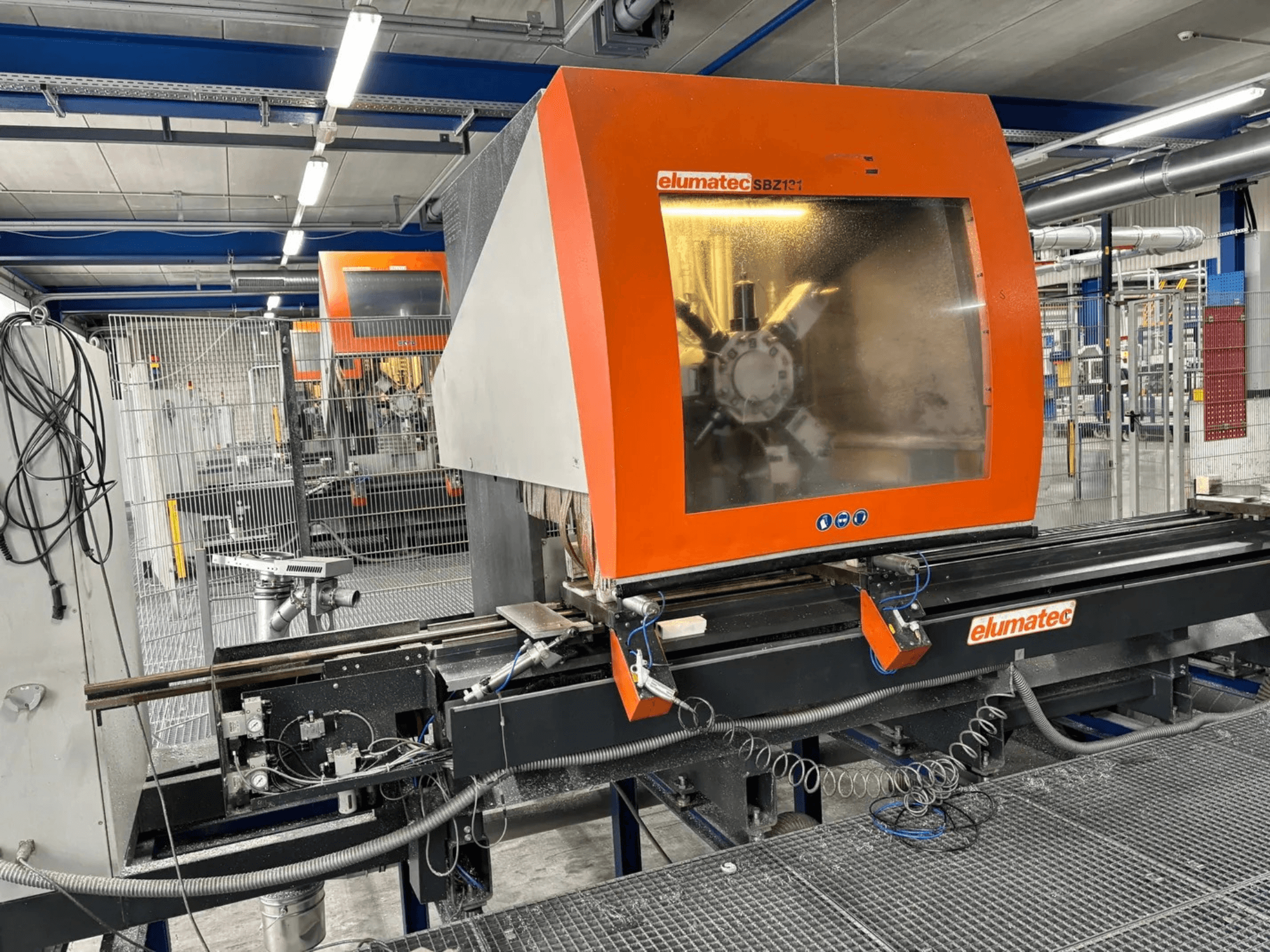 Elumatec SBZ 131 Vertikal-Bearbeitungszentrum, Vorderansicht, mit Bedienfeld, Maschinendetails und Arbeitsumgebung.