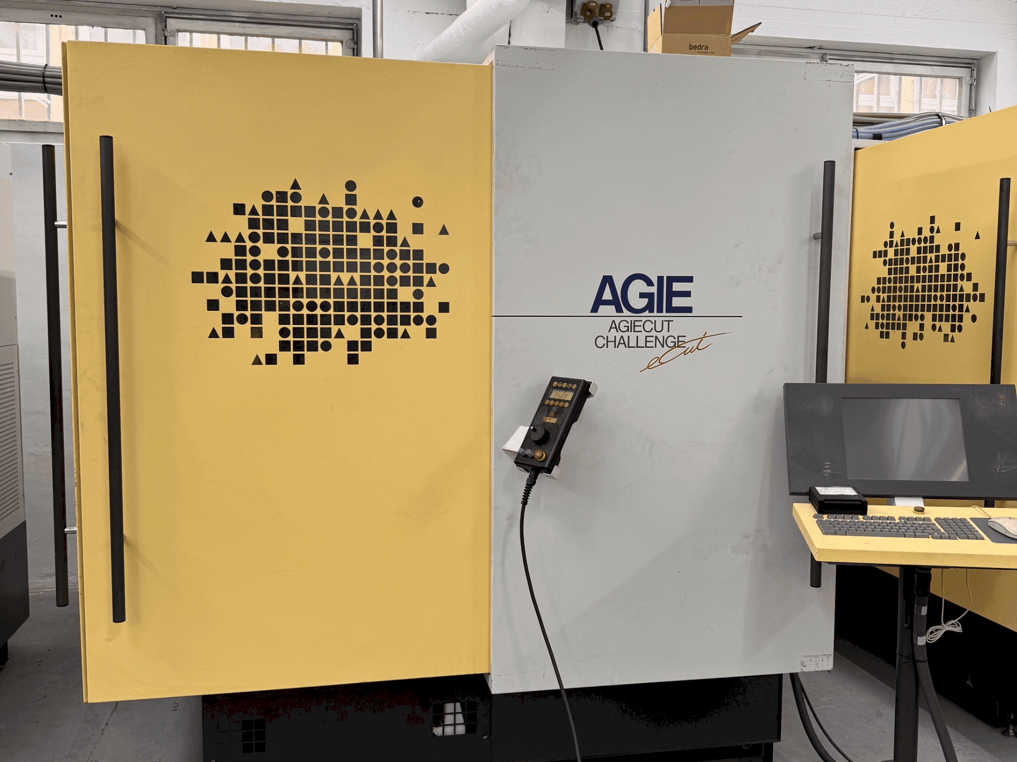 Frontansicht der AGIE Challenge 2 eCut Maschine