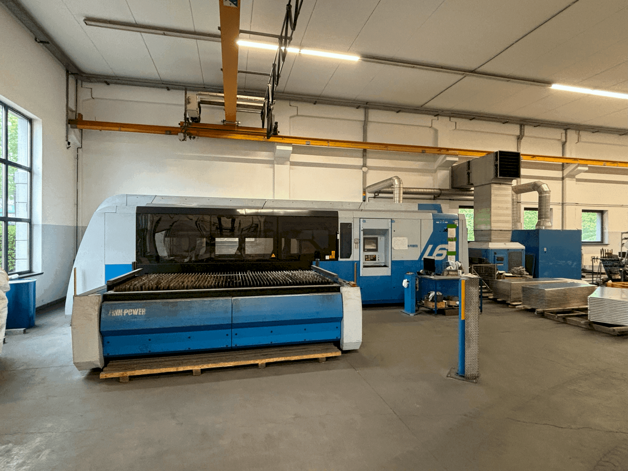 Frontansicht der Finn-Power L6 Maschine