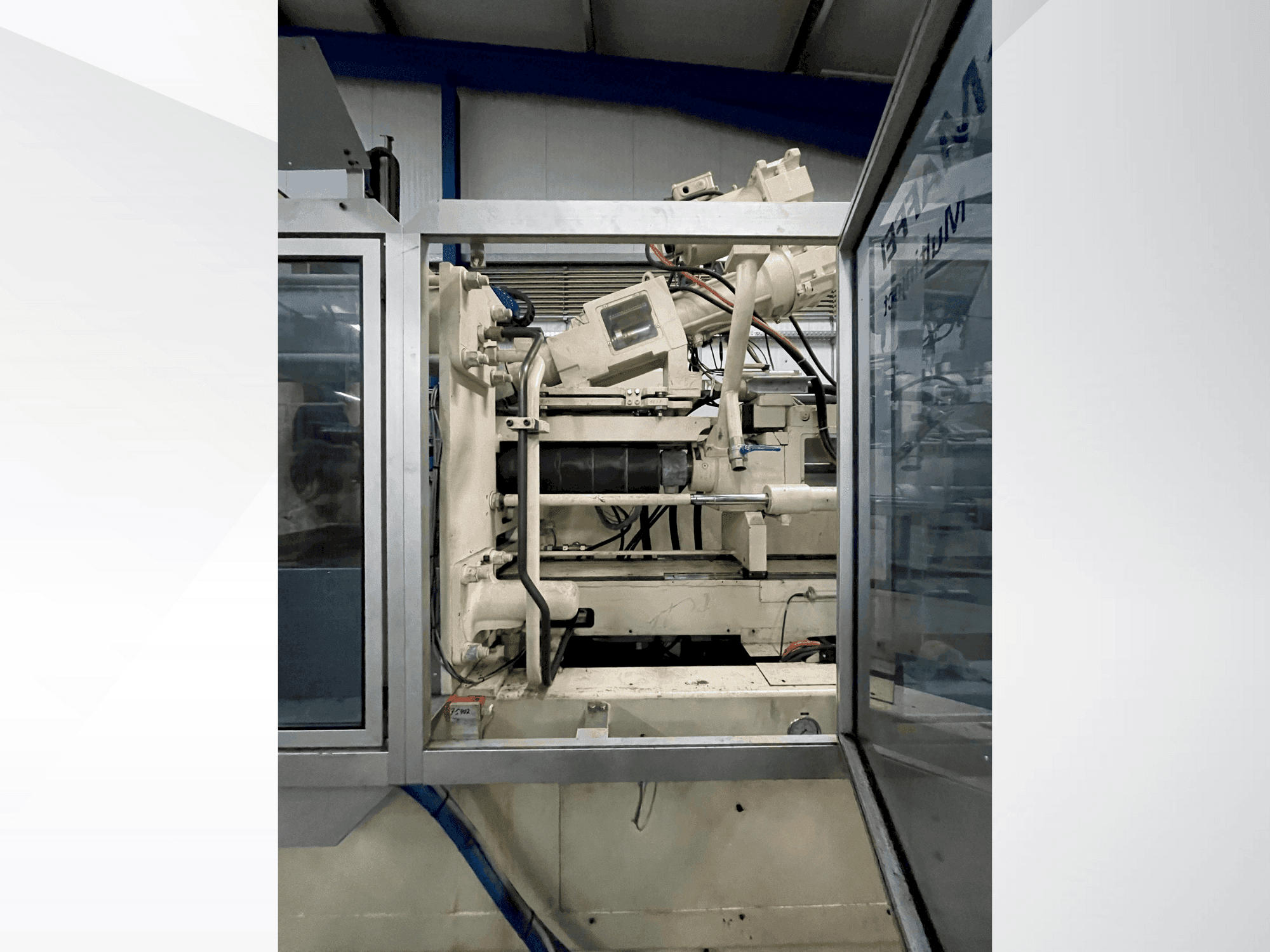 Frontansicht der Krauss Maffei 300-1400-390-3-CZ Maschine