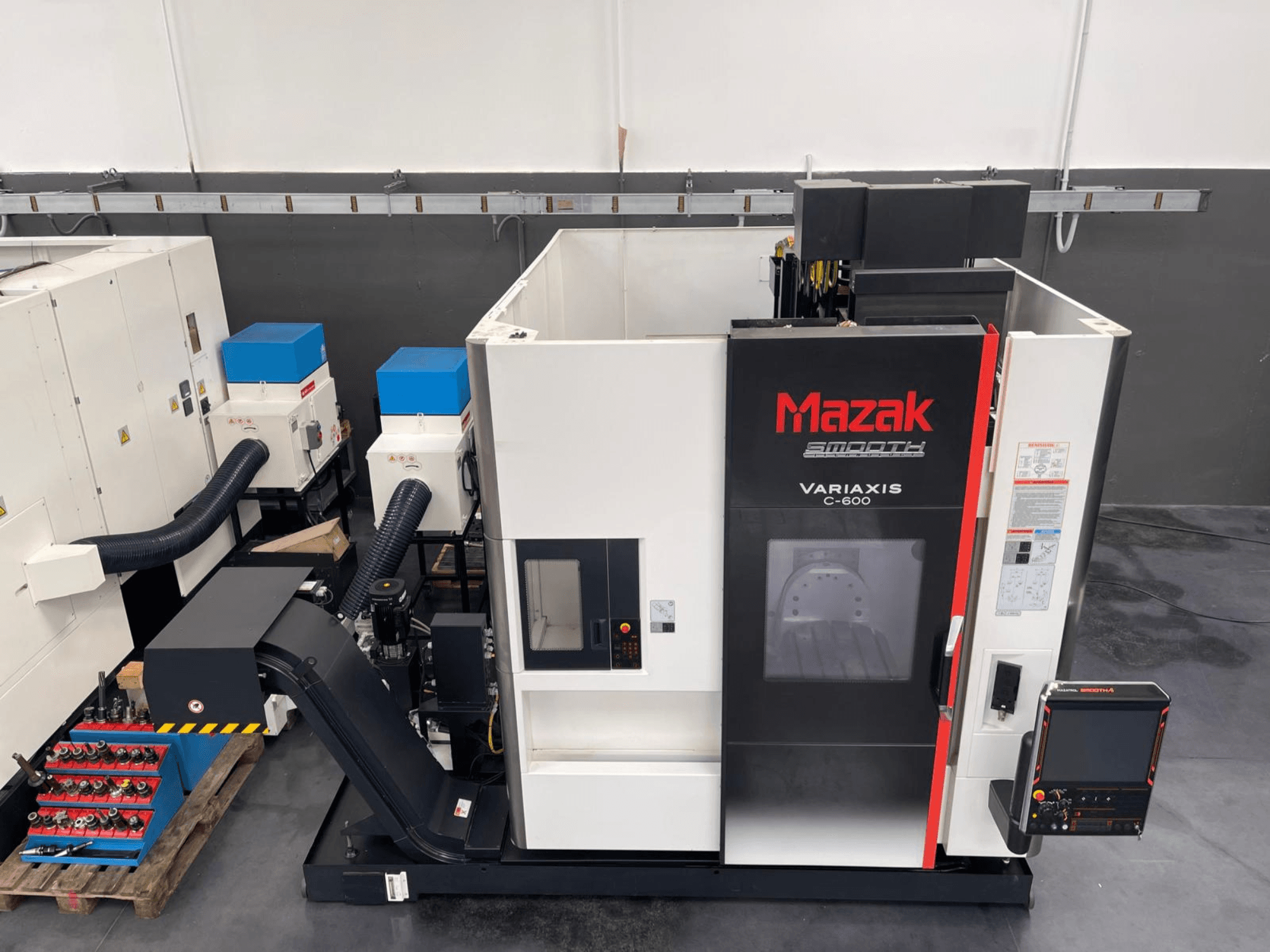 Mazak VARIAXIS C 600 Vertikal-Bearbeitungszentrum, Frontansicht mit Bedienfeld und Werkzeugspeicher.