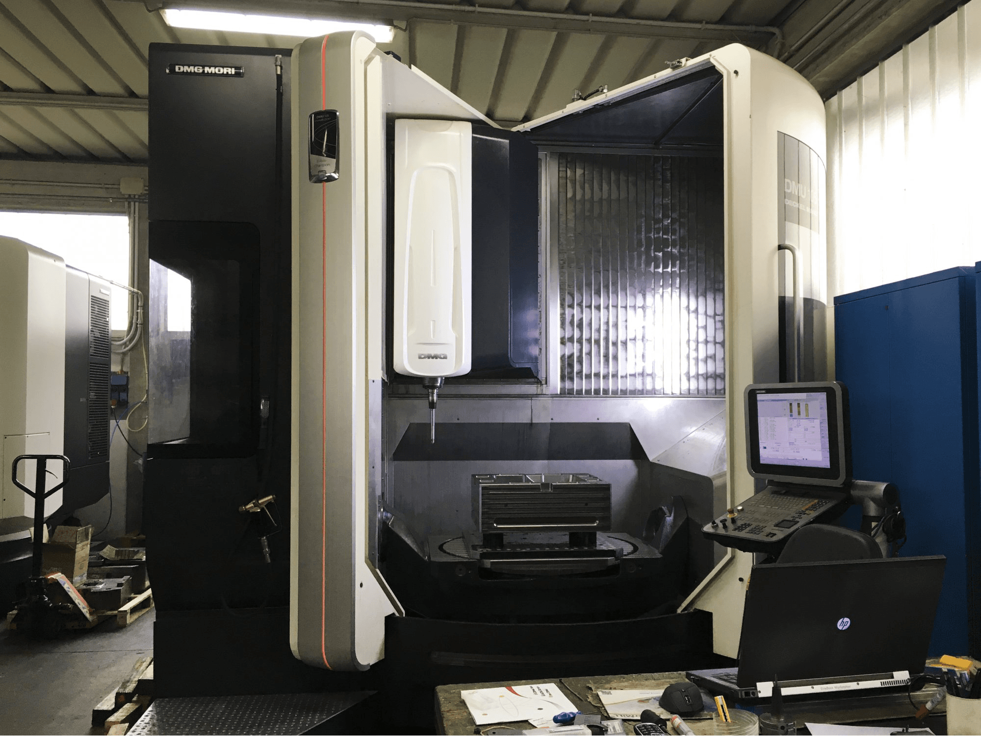 Frontansicht 1 der DMG MORI DMU 105 monoBLOCK Maschine