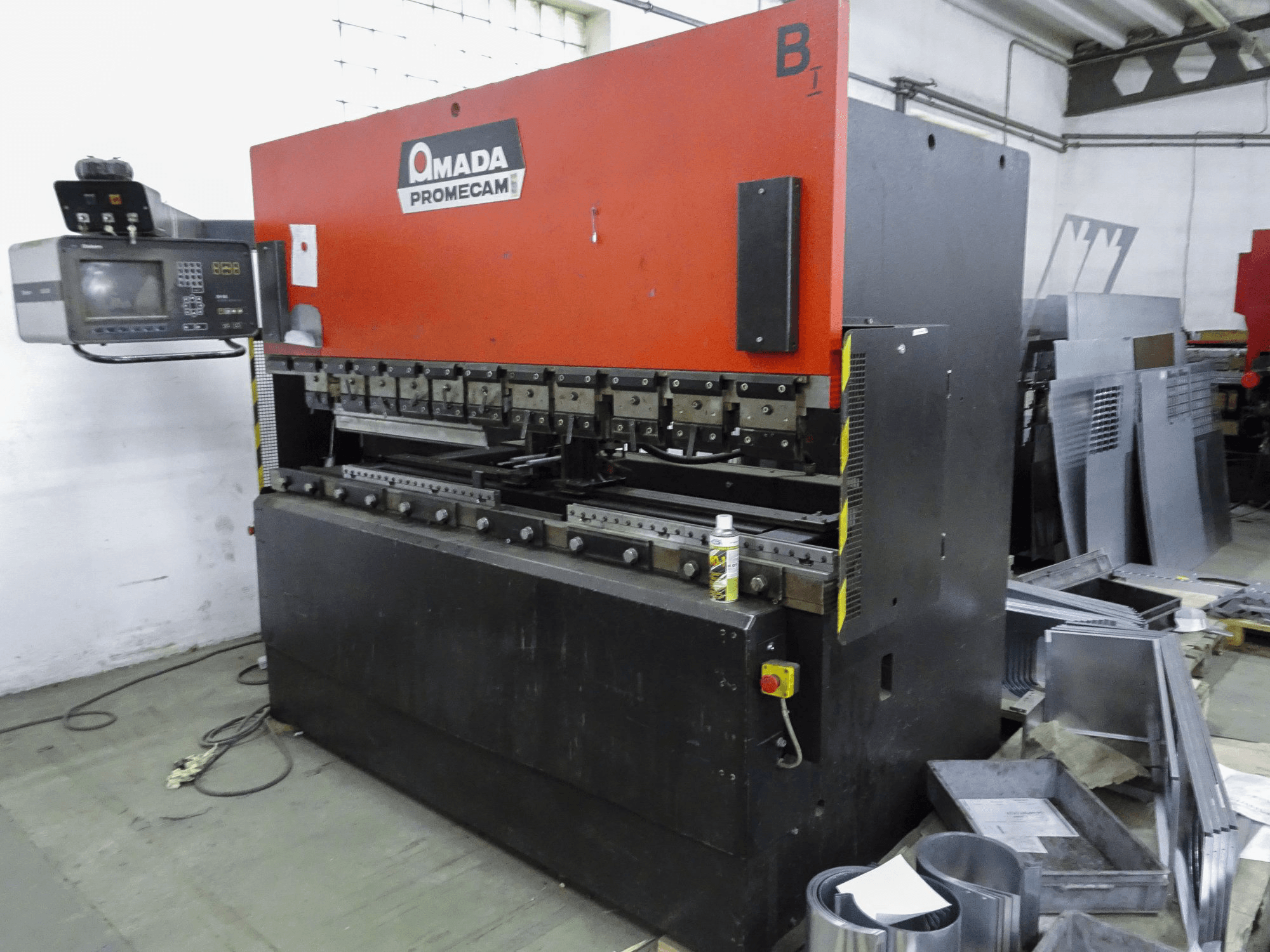 Rechte Ansicht der AMADA ITPS 80-25 Maschine