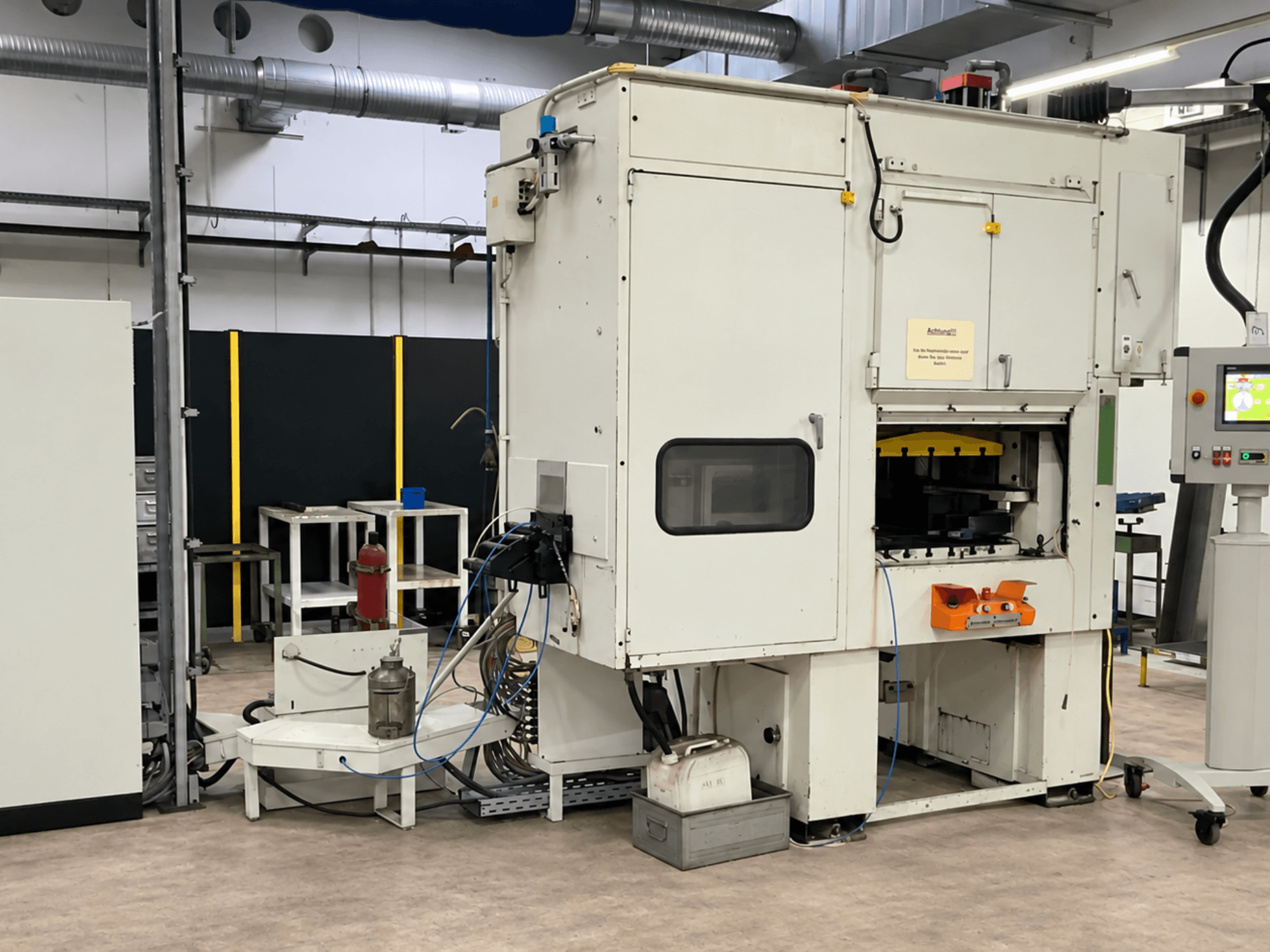 KAISER V50W mechanische Hochgeschwindigkeits-Stanzpresse – Vorderansicht mit Bedienfeld, Sicherheitsvorrichtungen und Arbeitsbereich.