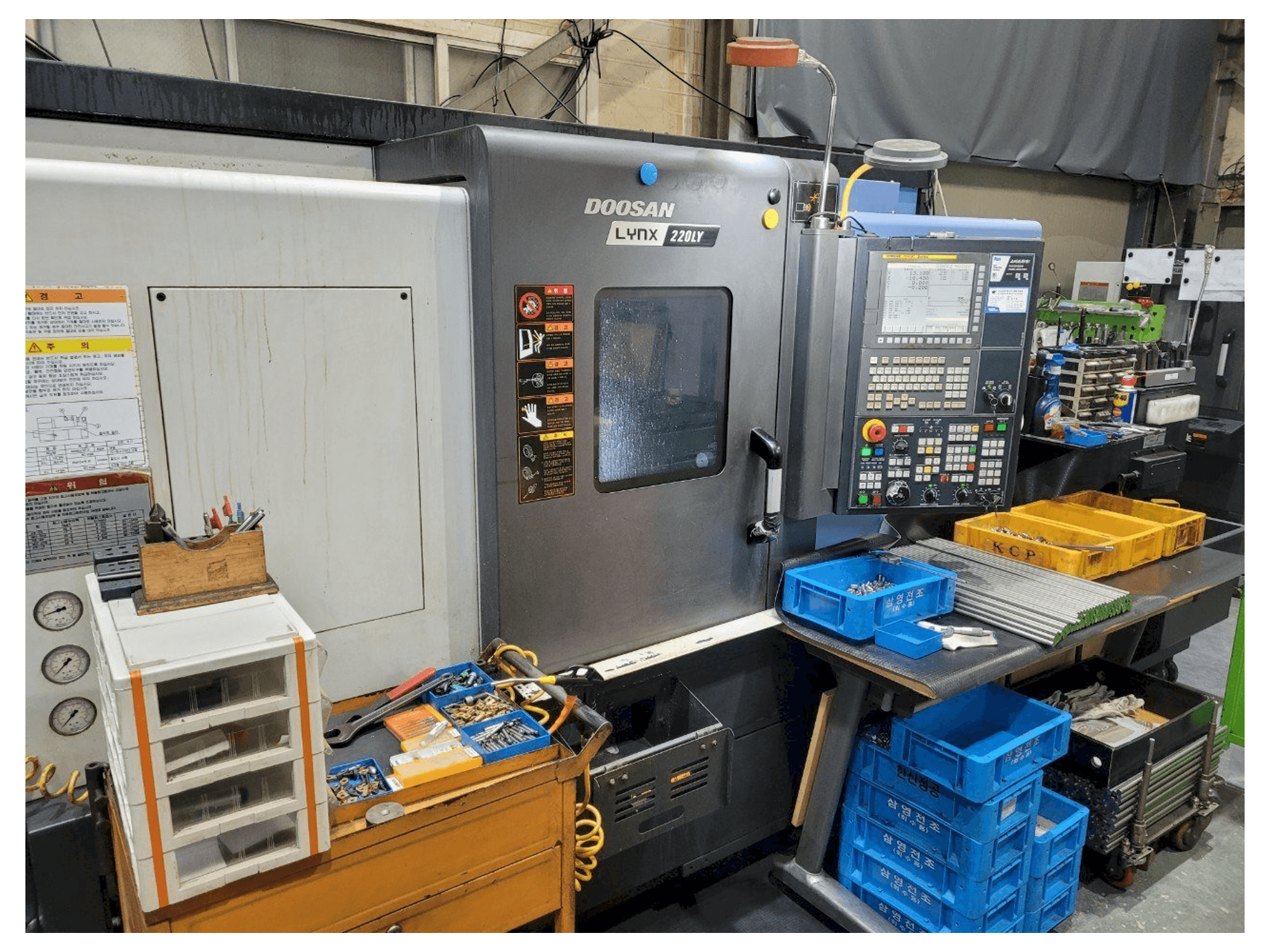 Frontansicht der Doosan LYNX220LYA Maschine