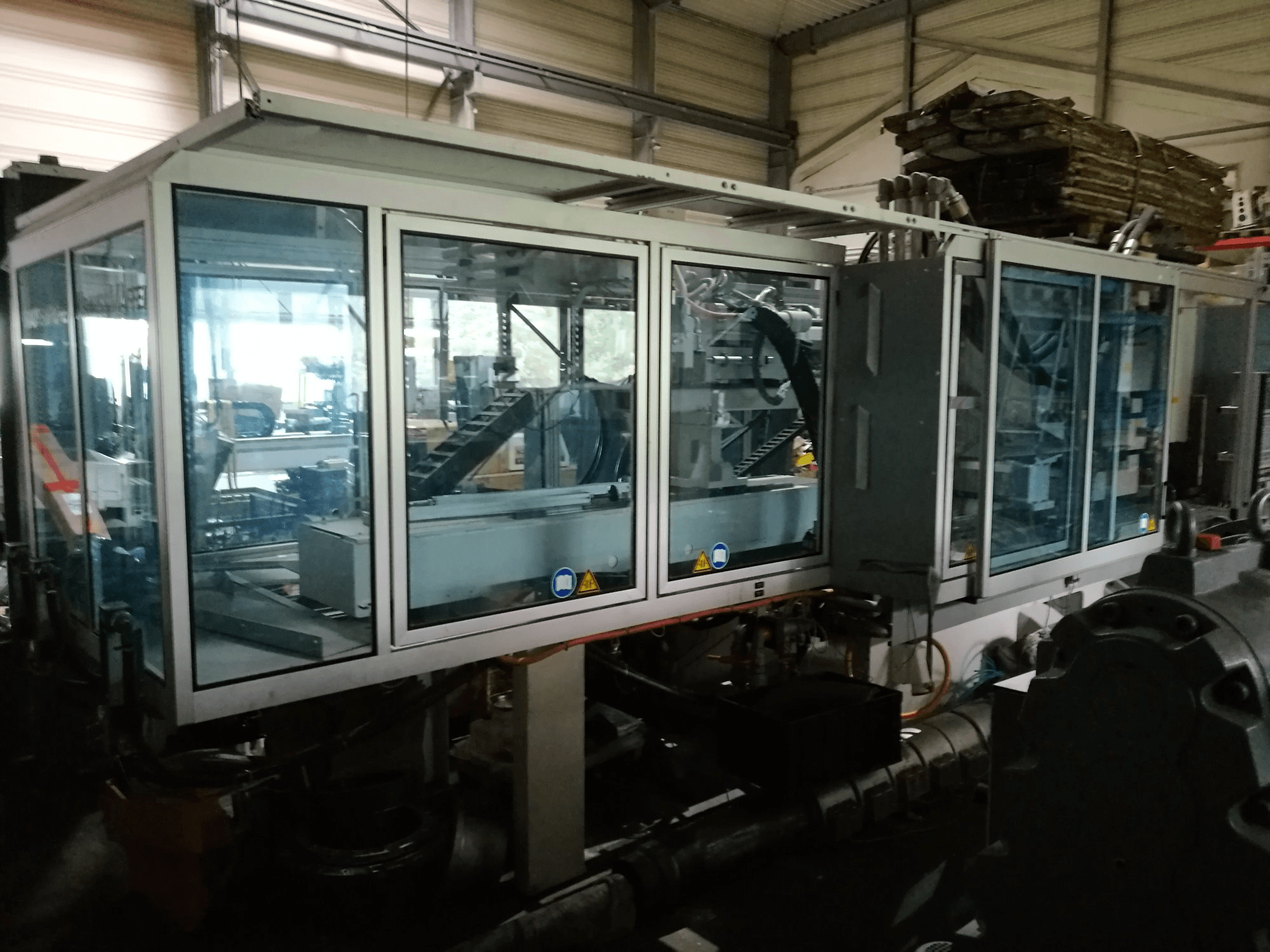 Frontansicht der Krauss Maffei 280-700-700 C3 Twin Maschine