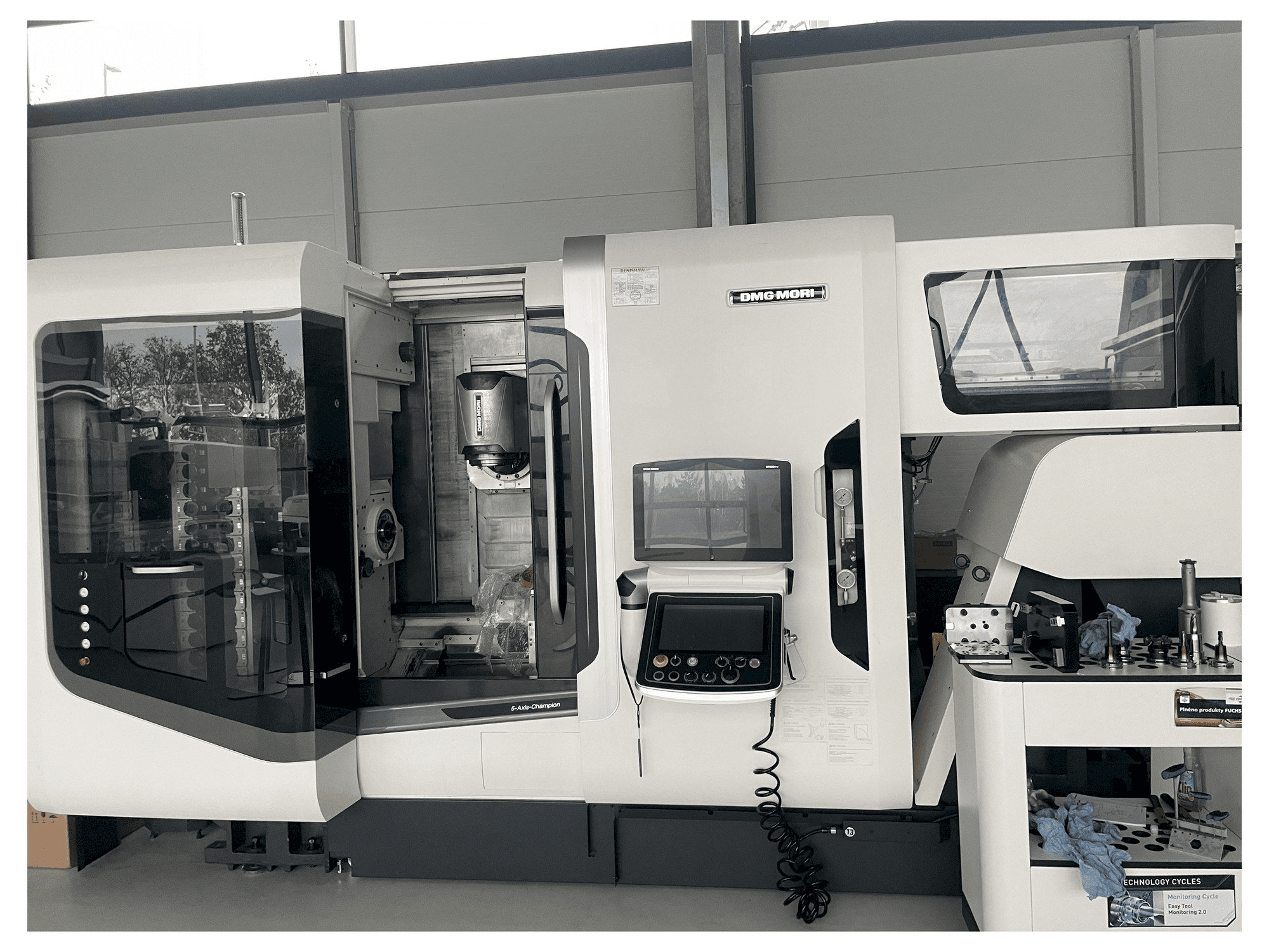 Frontansicht der DMG MORI NTX 1000 Maschine