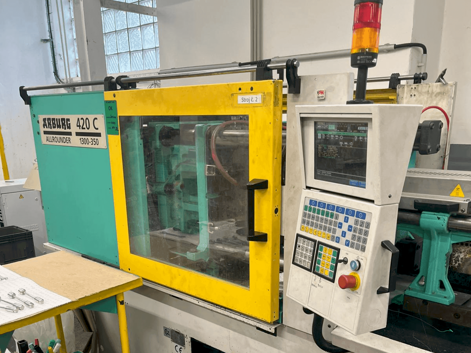 Frontansicht der Arburg Allrounder 420 C 1300-350 Maschine