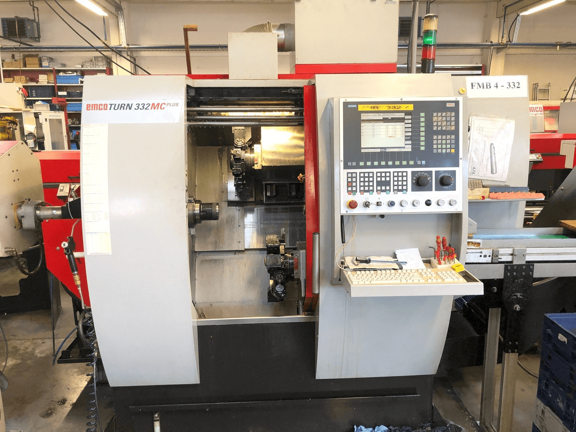 Frontansicht der EMCO TURN 332 MC Maschine