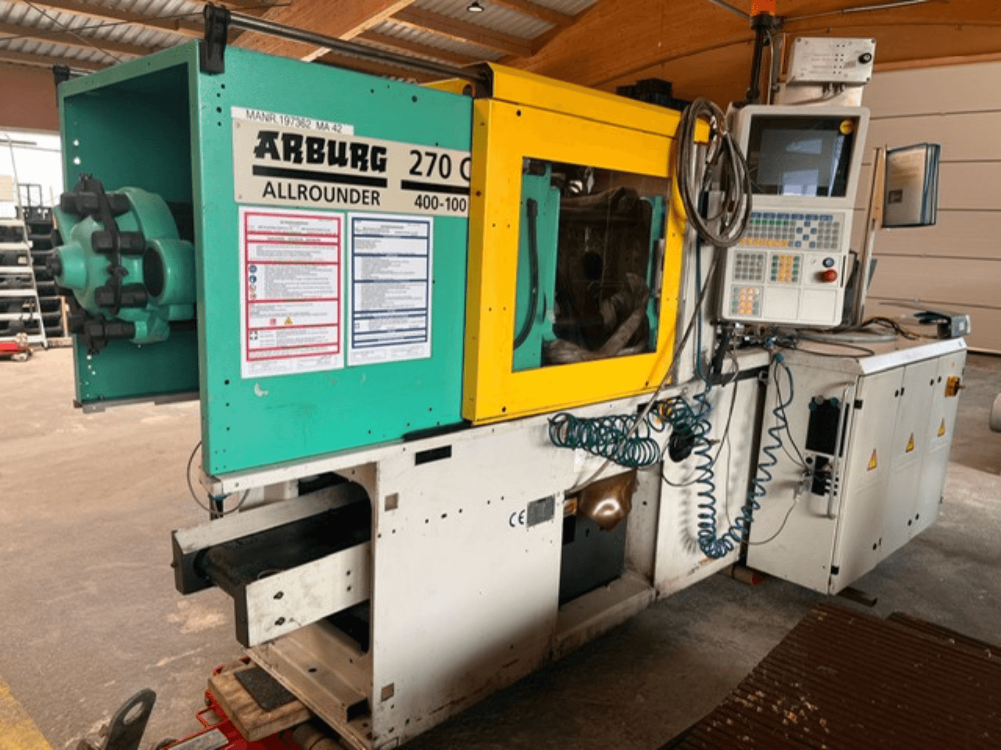 Vorderansicht einer hydraulischen Spritzgießmaschine vom Typ Arburg 270 C mit Darstellung der Steuerung und der technischen Details.