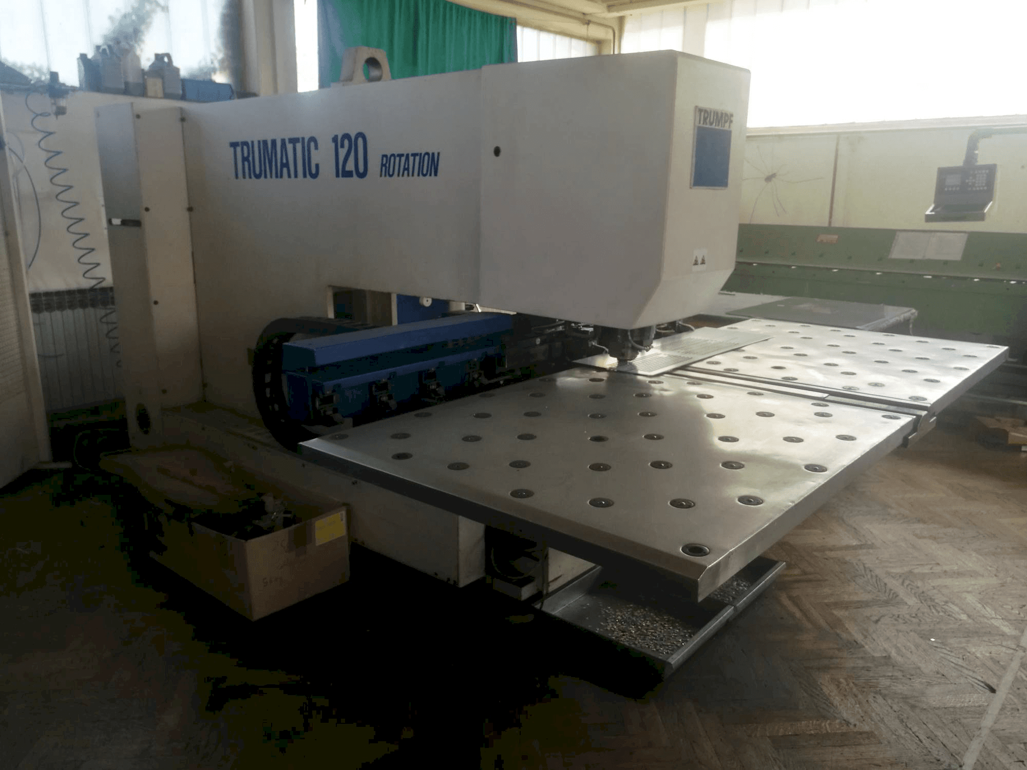 Frontansicht der Trumpf Trumatic 120R Maschine