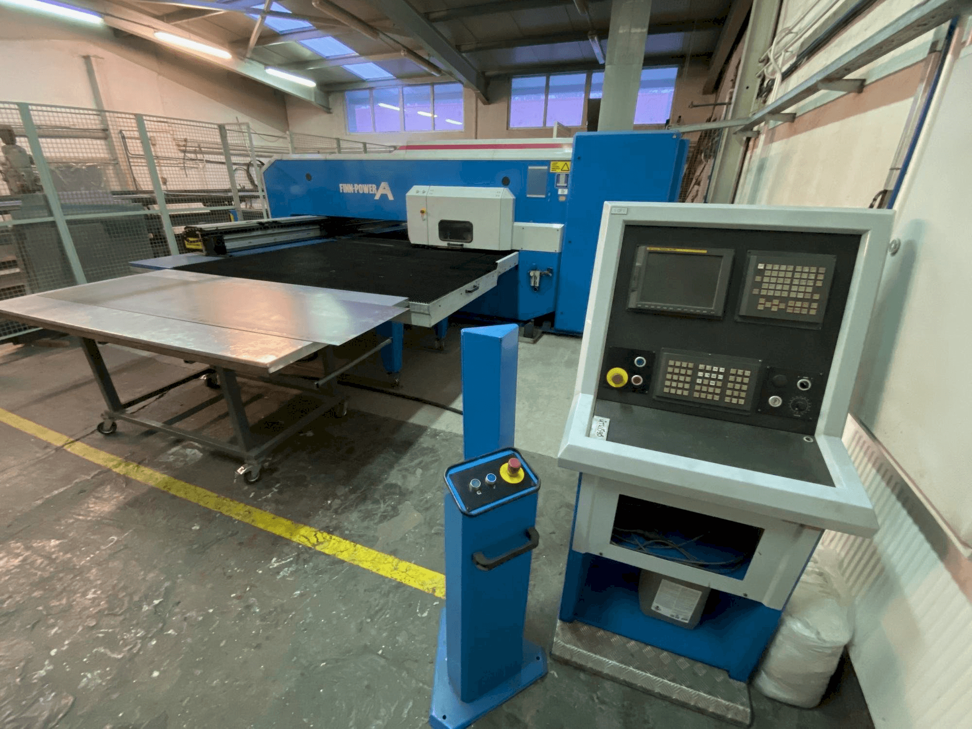 Frontansicht der Finn-Power A 5 F Maschine