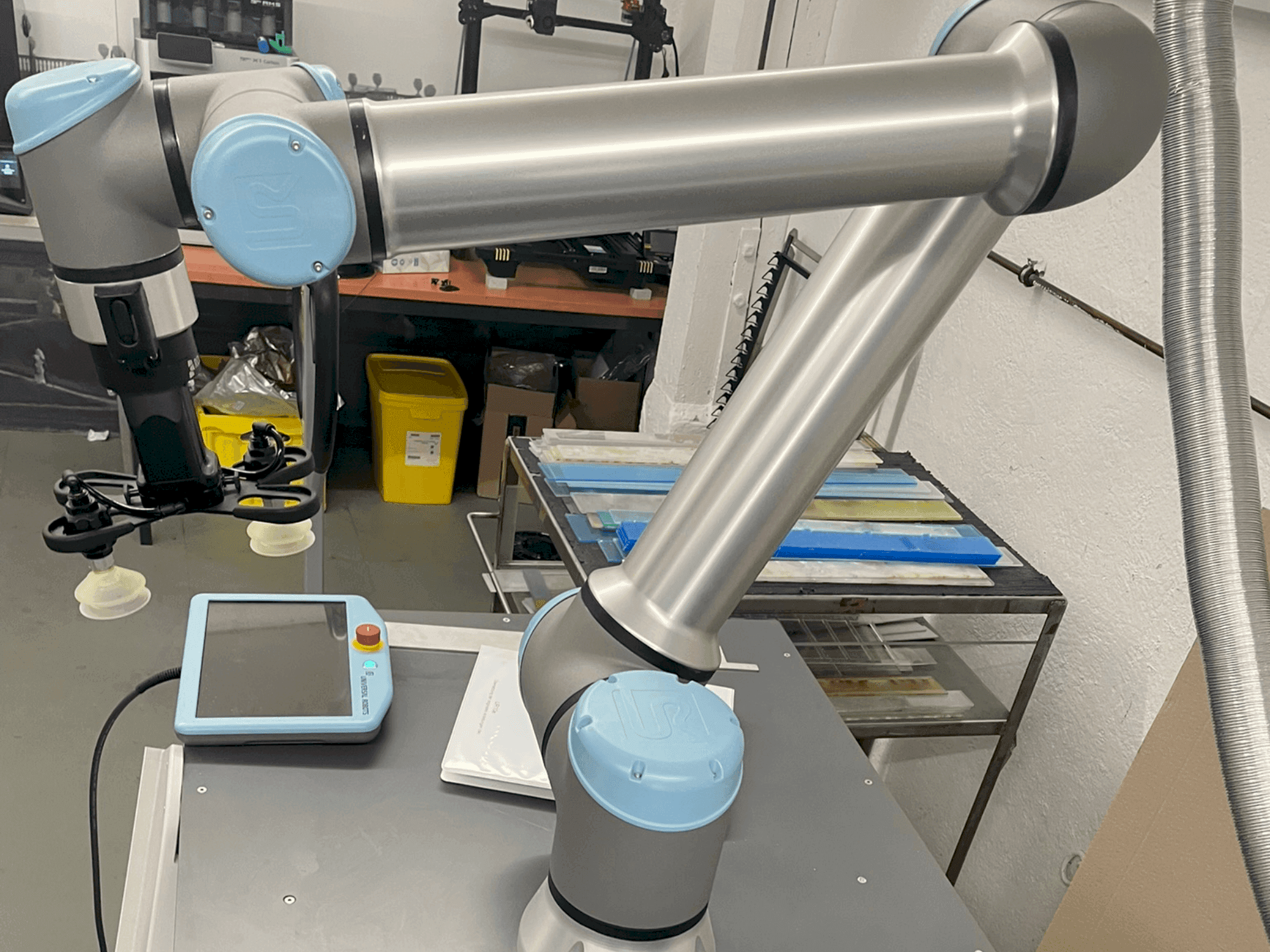 Frontansicht der Universal Robots UR10 Maschine