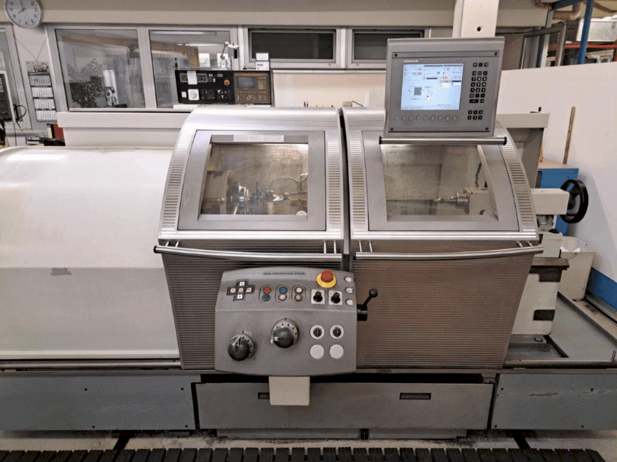 Frontansicht der Gildemeister NEF520 Maschine