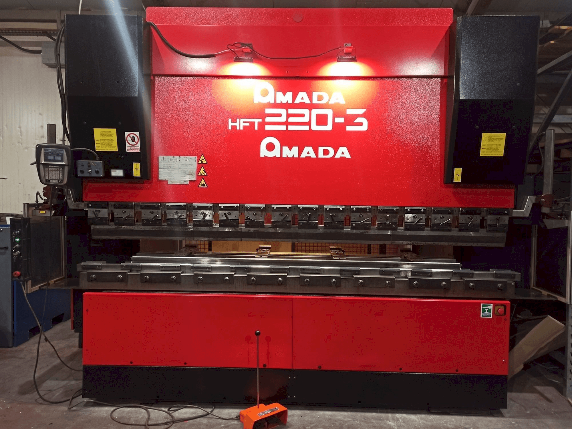 Frontansicht der AMADA HFT 220-3 Maschine