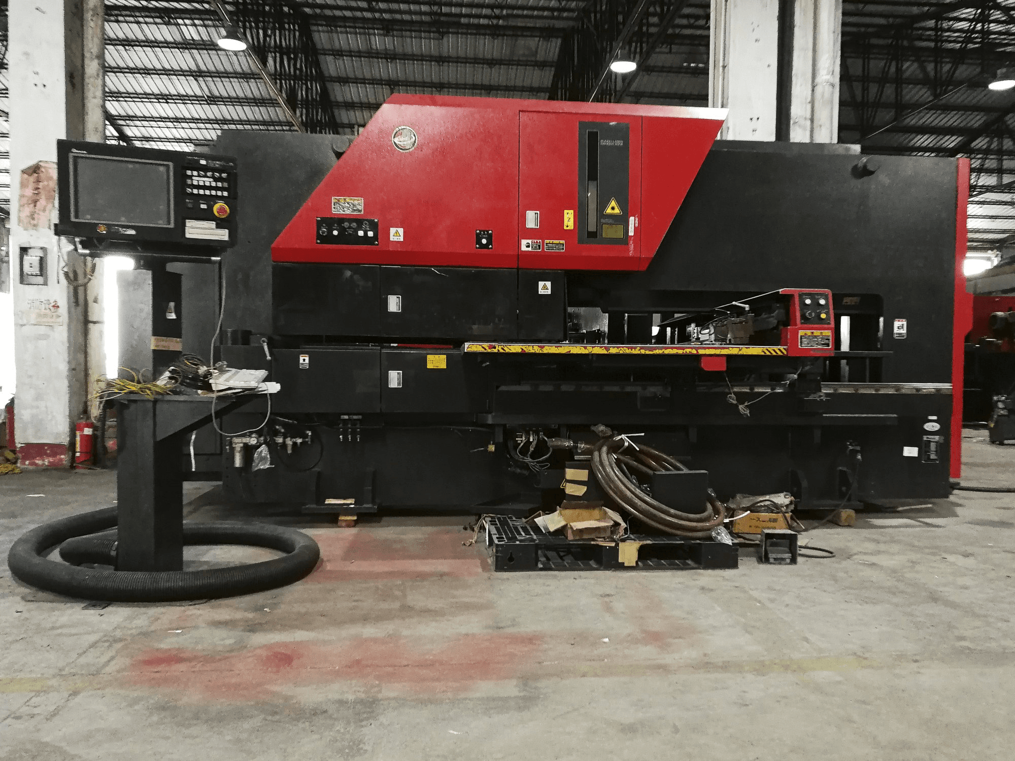Frontansicht der AMADA Vipros 255NT Maschine