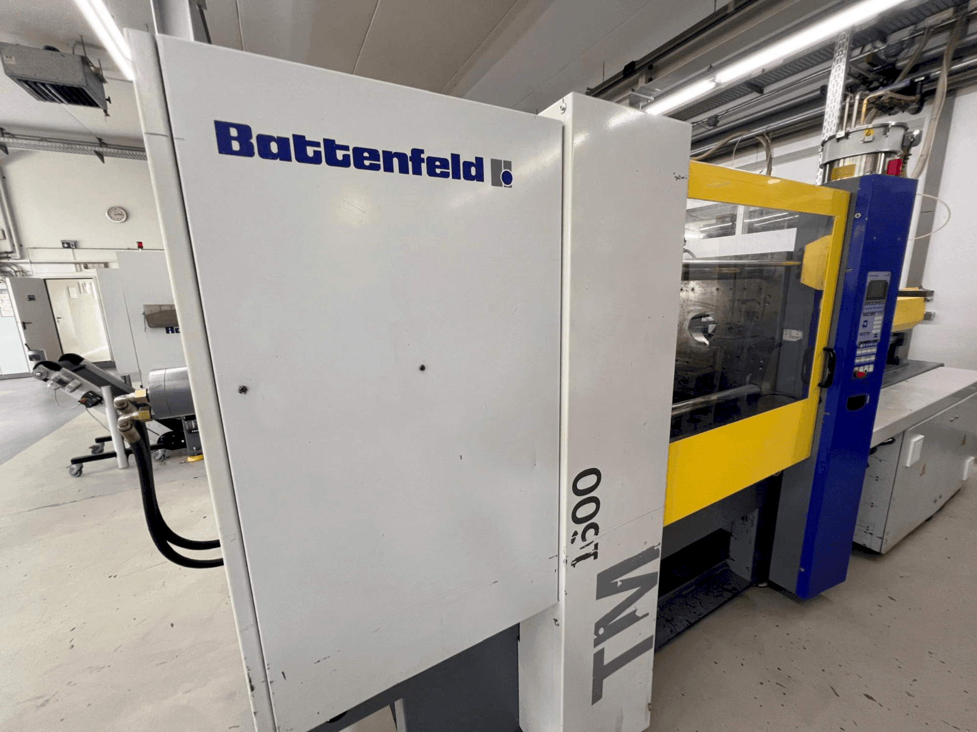Frontansicht der Battenfeld TM 1600/1000 Maschine