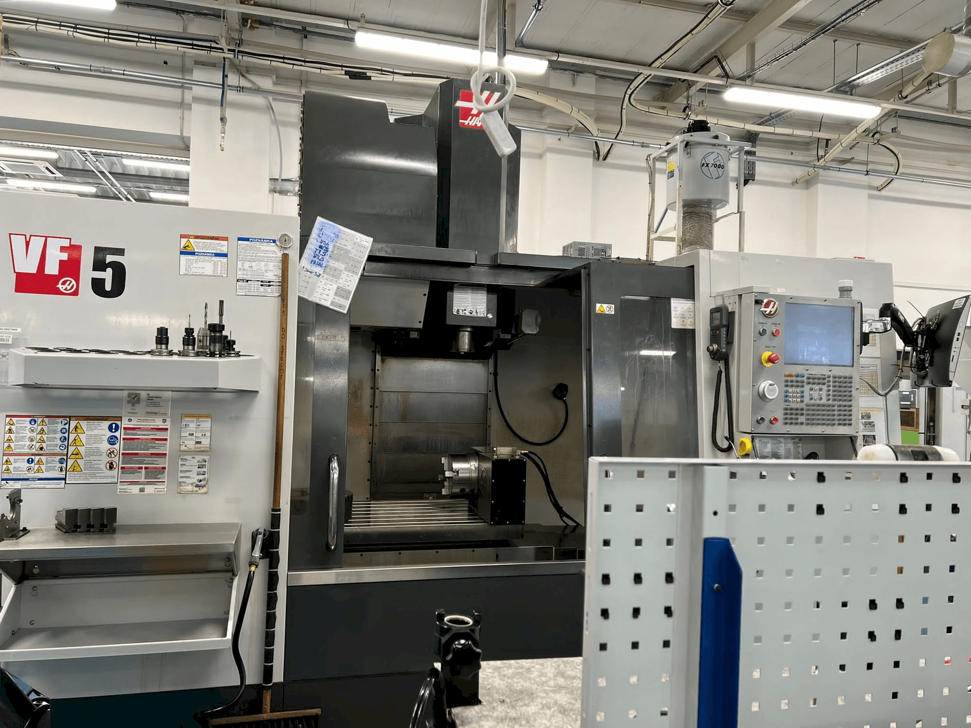 Frontansicht der HAAS VF-5/40 Maschine
