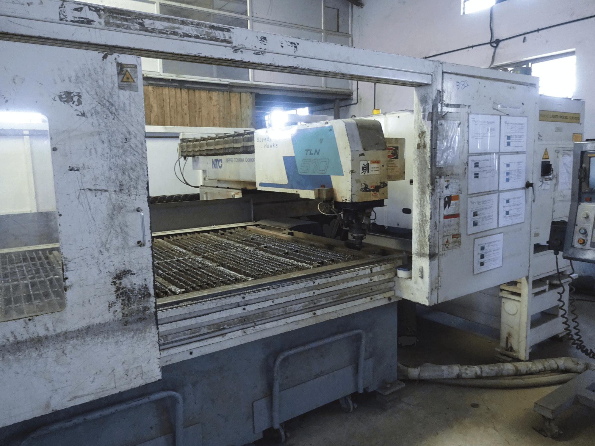 Linke Ansicht der NTC TLN-510-30F-PC Maschine