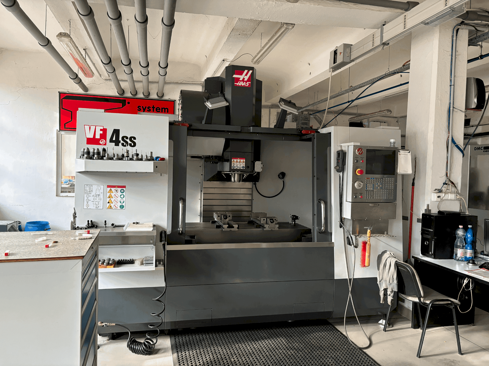 Frontansicht der HAAS HASS VS4SS Maschine