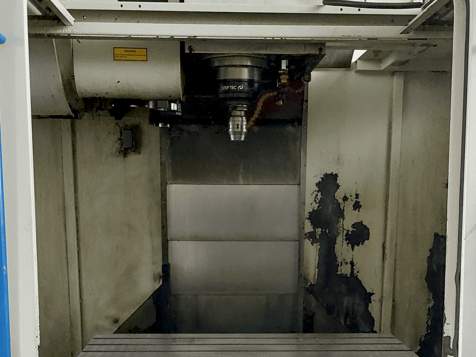 Frontansicht der MIKRON VCE 1000 Pro-X Maschine