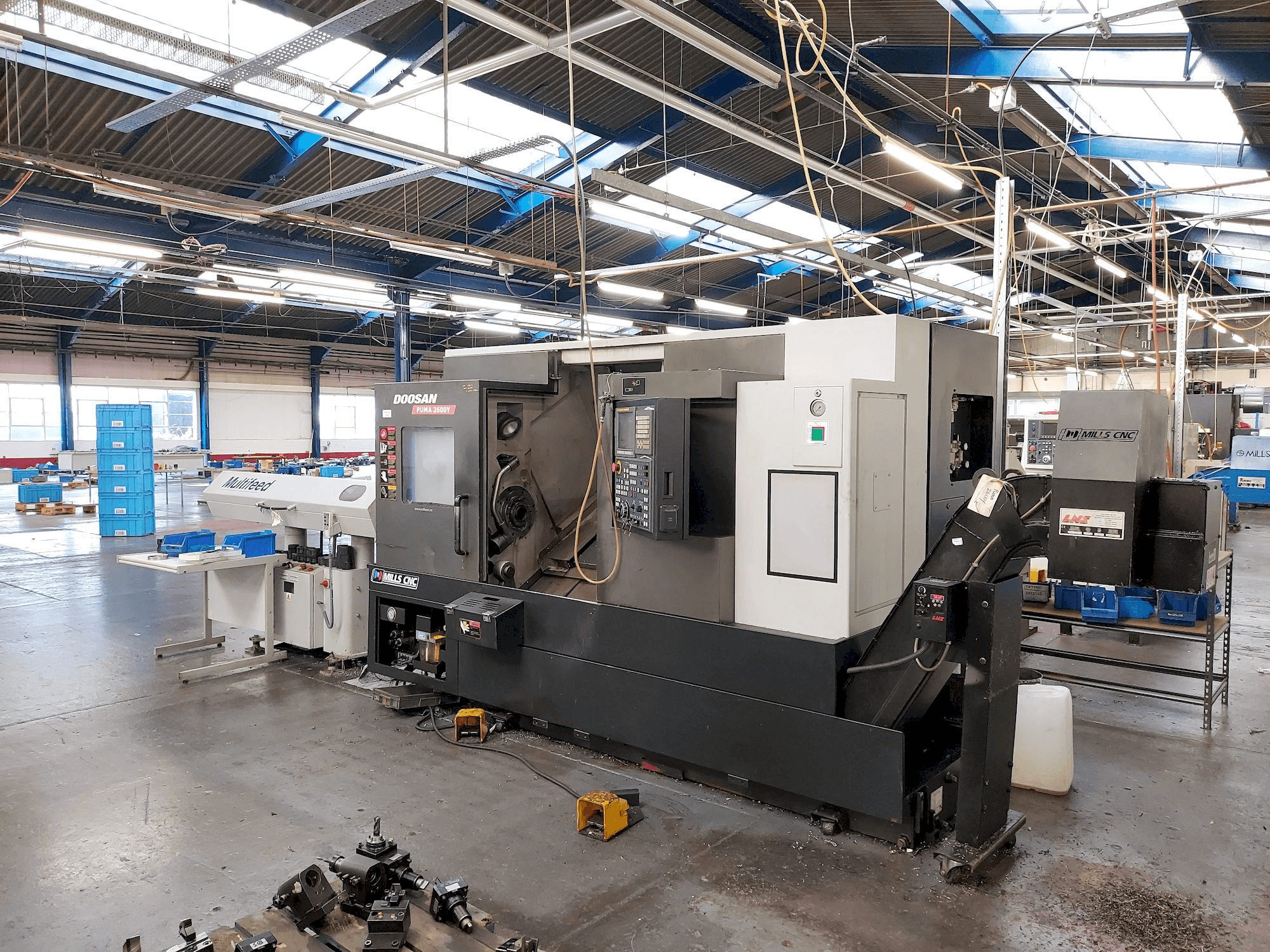 Frontansicht der Doosan Puma 2600Y Maschine