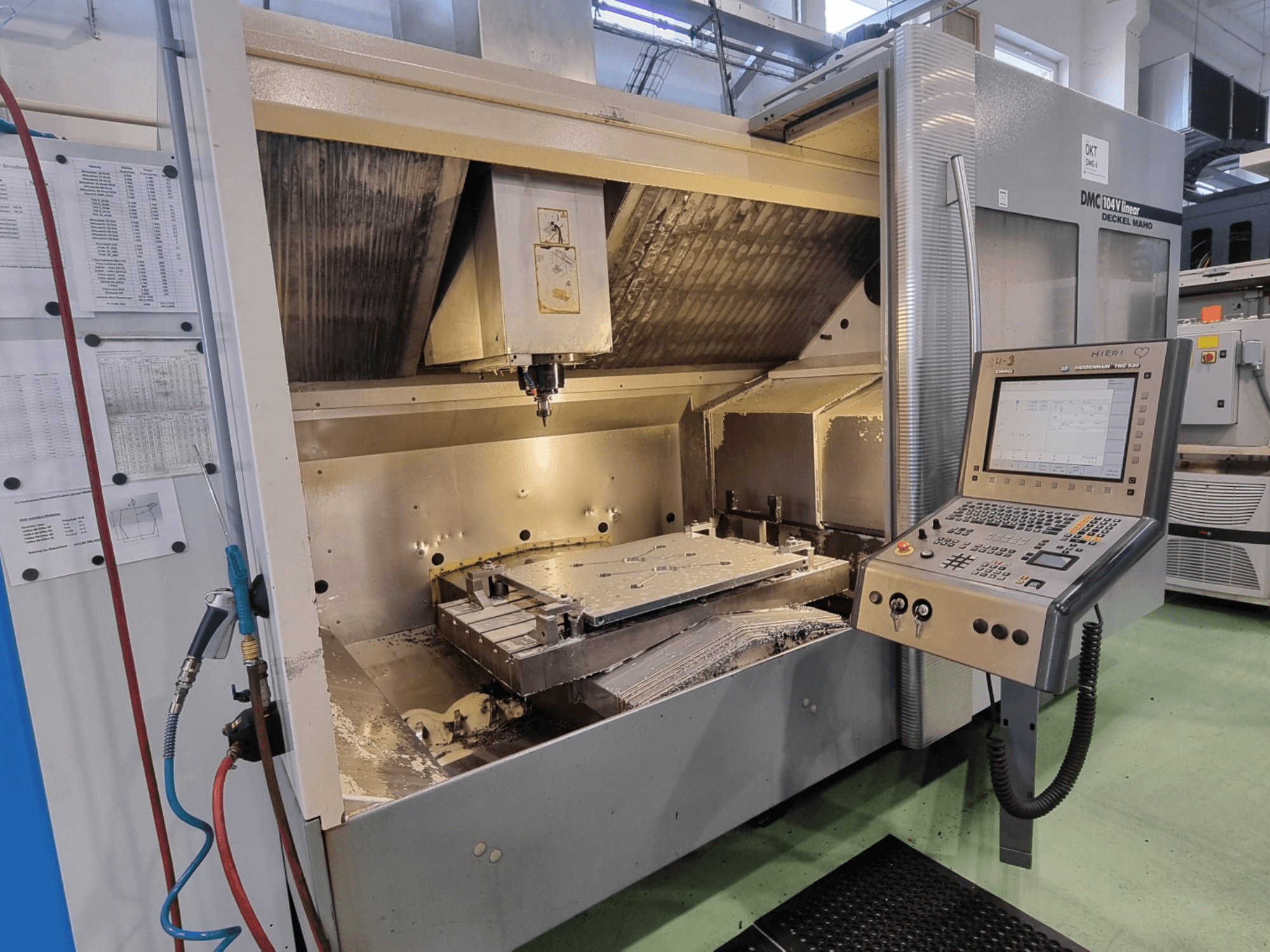 DMG DECKEL MAHO DMC 104V – Lineares vertikales Bearbeitungszentrum, Vorderansicht mit sichtbarem Bedienfeld und Bearbeitungsbereich.