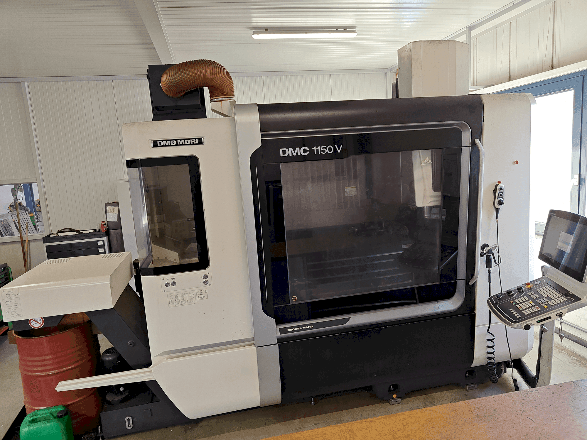 Frontansicht der DMG MORI DMC 1150 V Maschine
