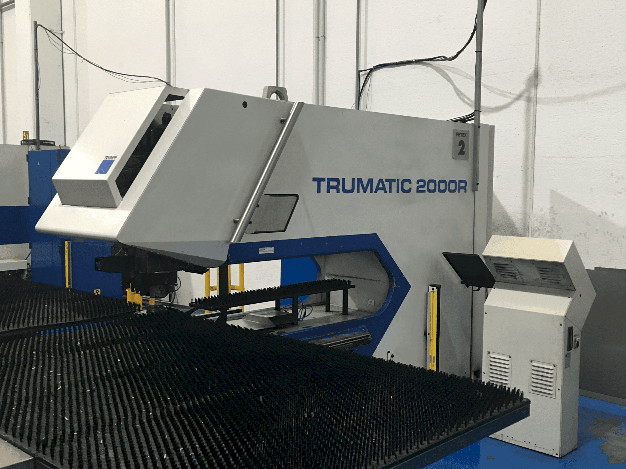 Frontansicht der TRUMPF TC2000R Maschine