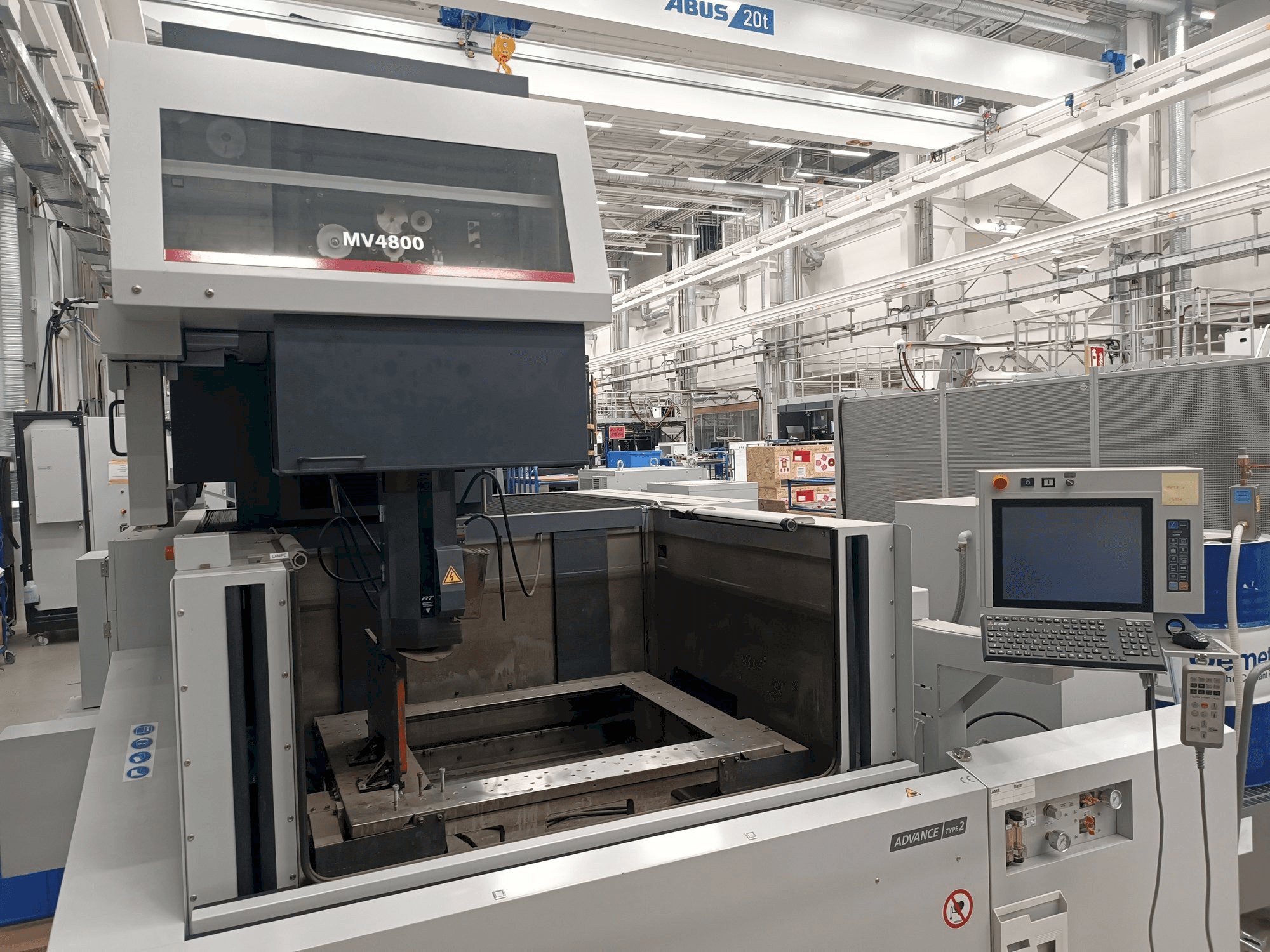 Frontansicht der Mitsubishi MV4800 Maschine