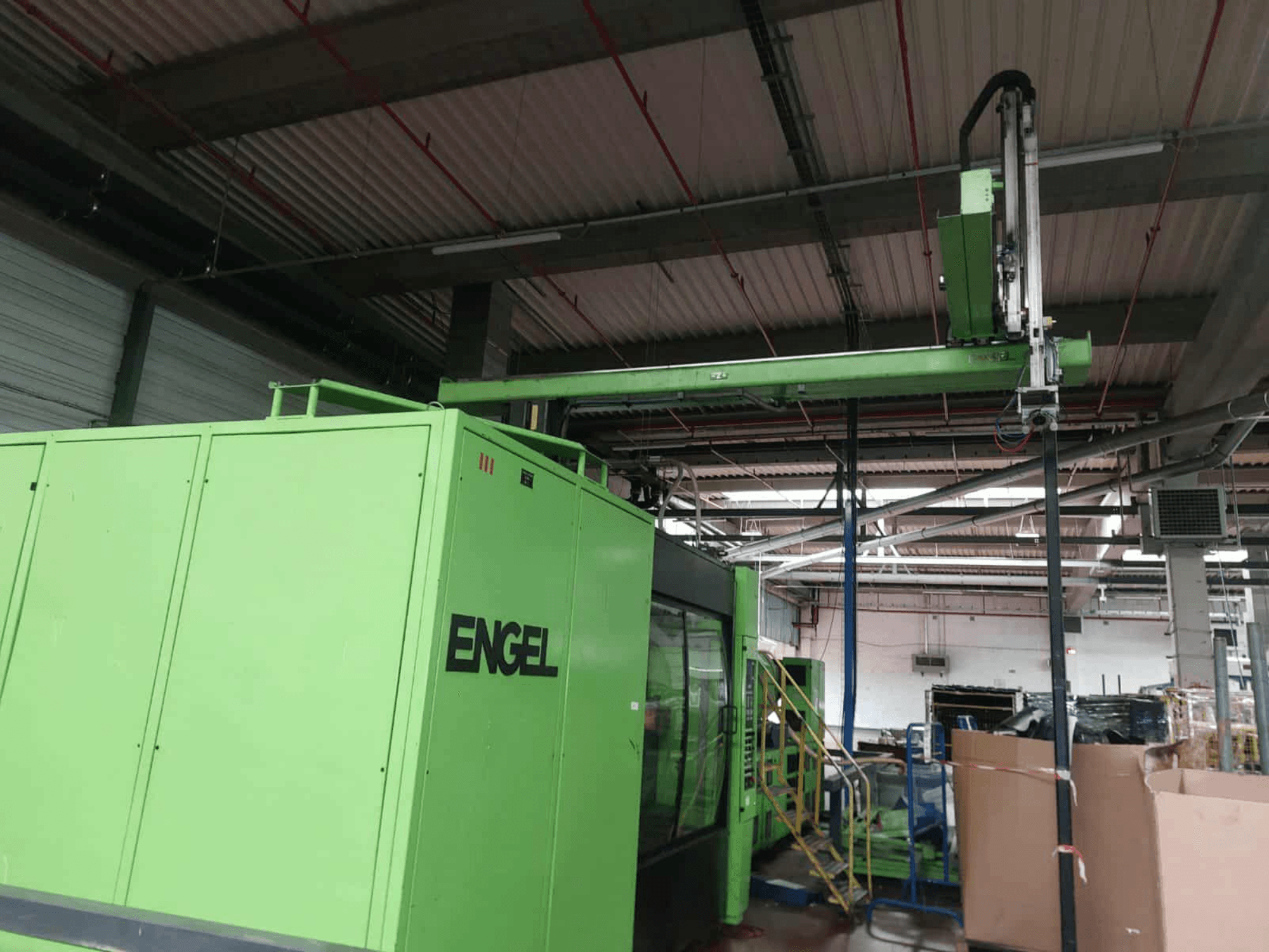 Grüne Engel ES 16050/1100 DUO hydraulische Spritzgießmaschine, Seitenansicht, mit Blick auf die Ladefläche und das Bedienfeld.