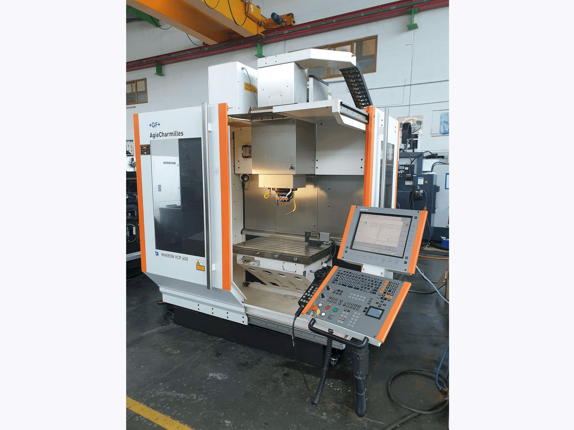 Frontansicht der MIKRON VCP 600 Maschine