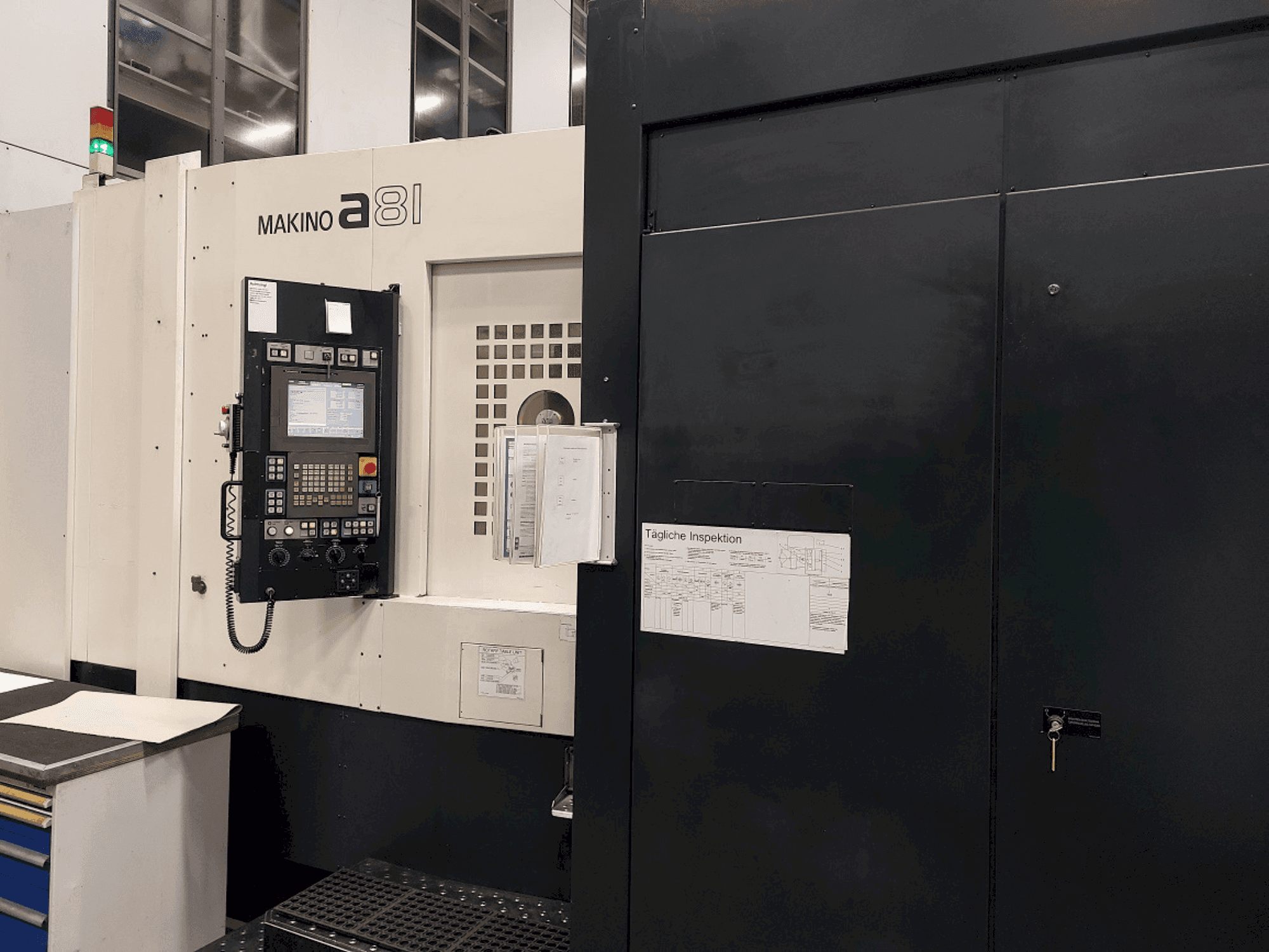 Frontansicht der Makino a81 Maschine