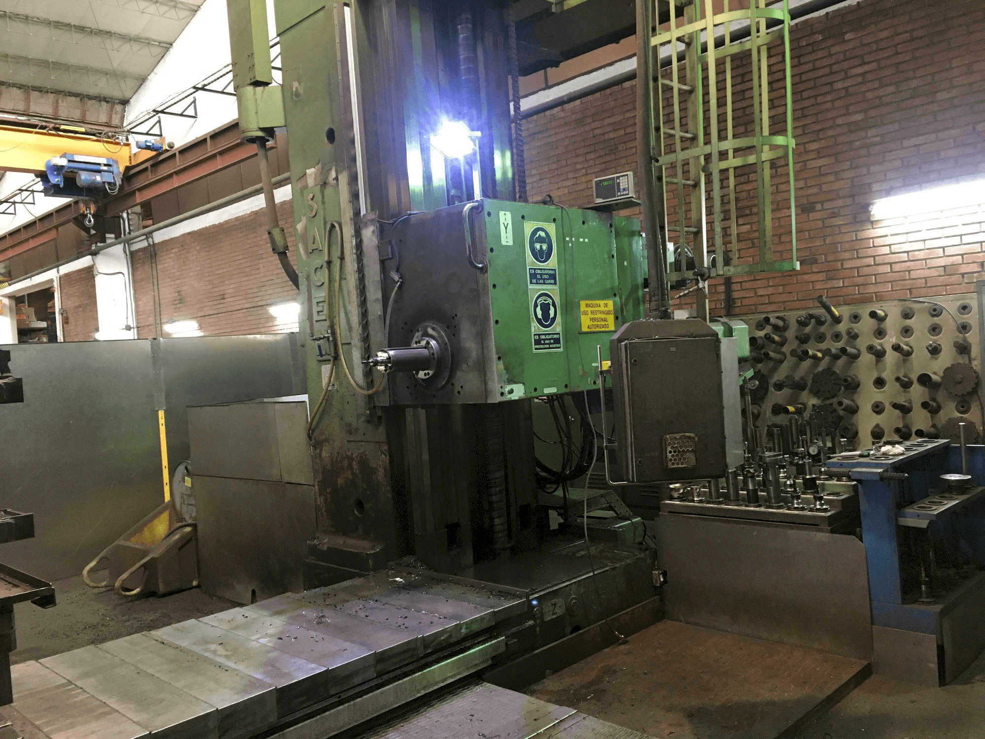 Frontansicht der Sacem M.S.T 130 C/N Maschine