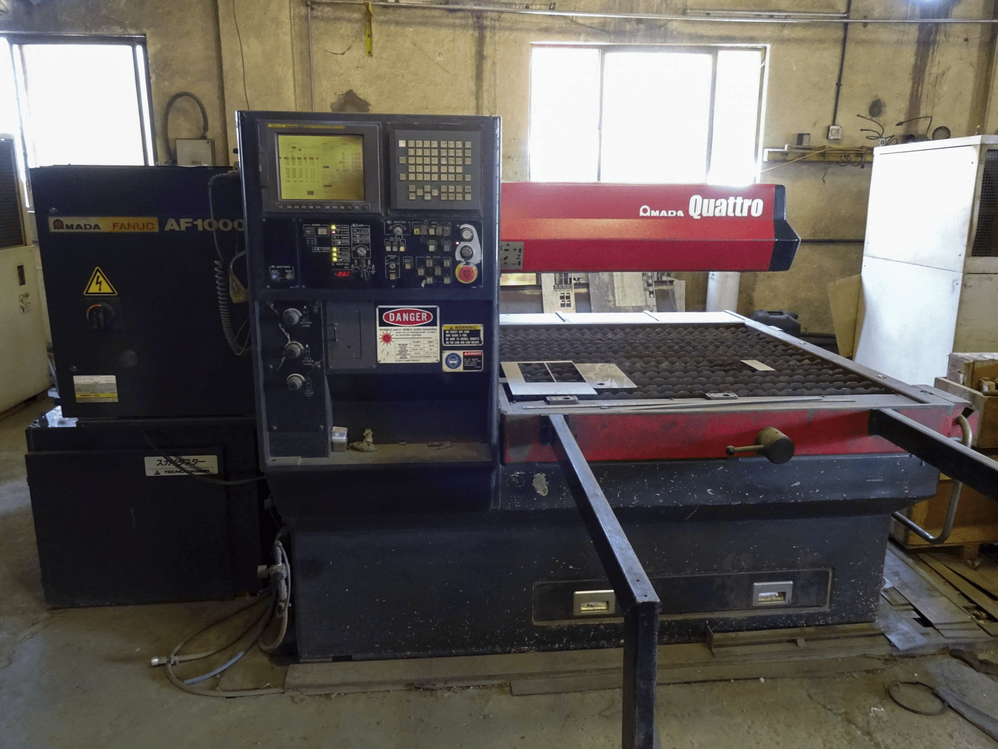 Frontansicht 1 der AMADA Quattro AF1000E Maschine