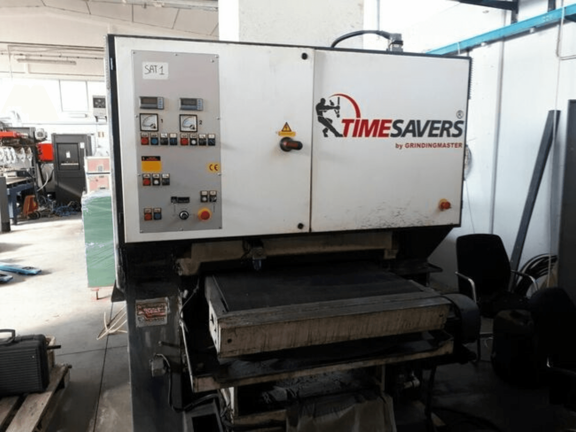 Vorderansicht der Entgratmaschine TIMESAVERS 41-SERIE-900-WW mit Bedienfeld, das mit Drehreglern, Tasten und Anzeigen ausgestattet ist.