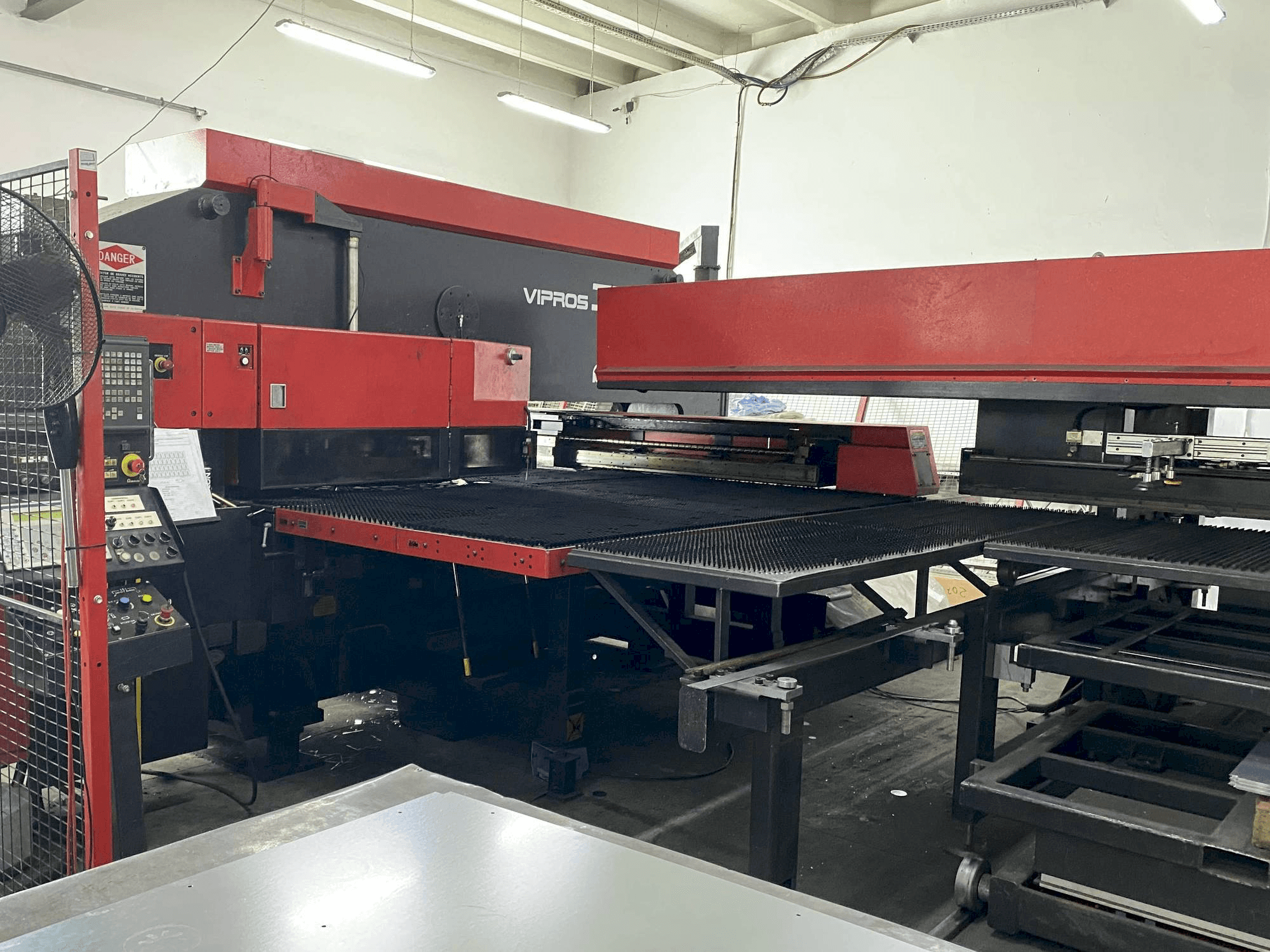 Frontansicht der AMADA VIPROS 358 KING Maschine